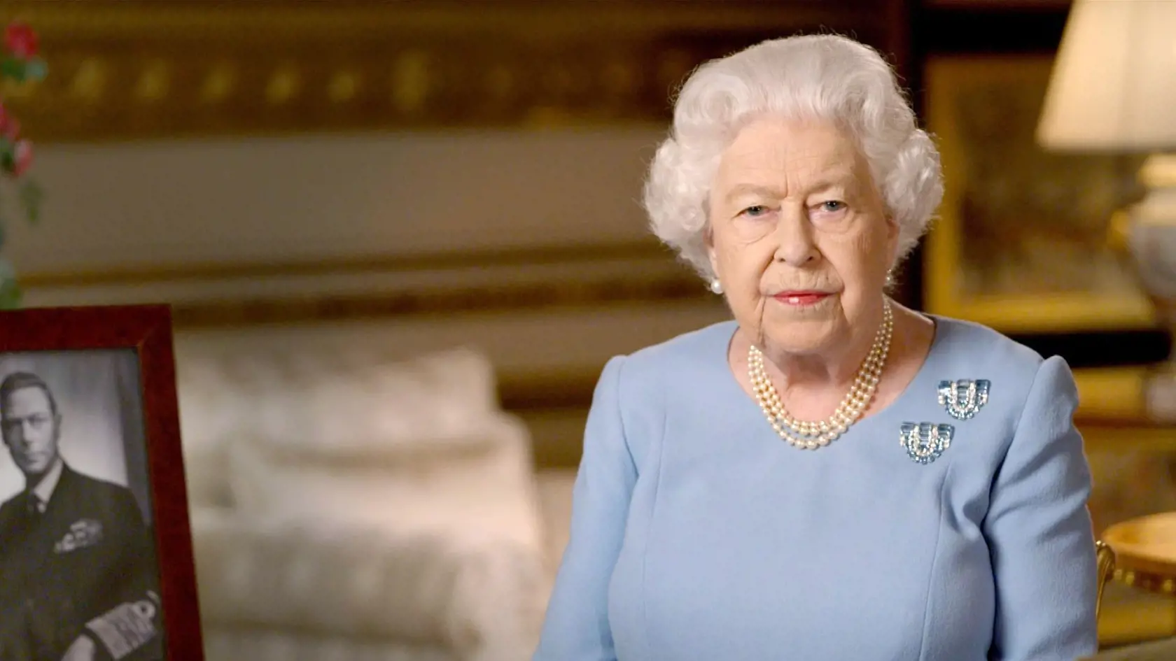 Britská panovníčka sa prihovárala k národu cez televízne obrazovky.