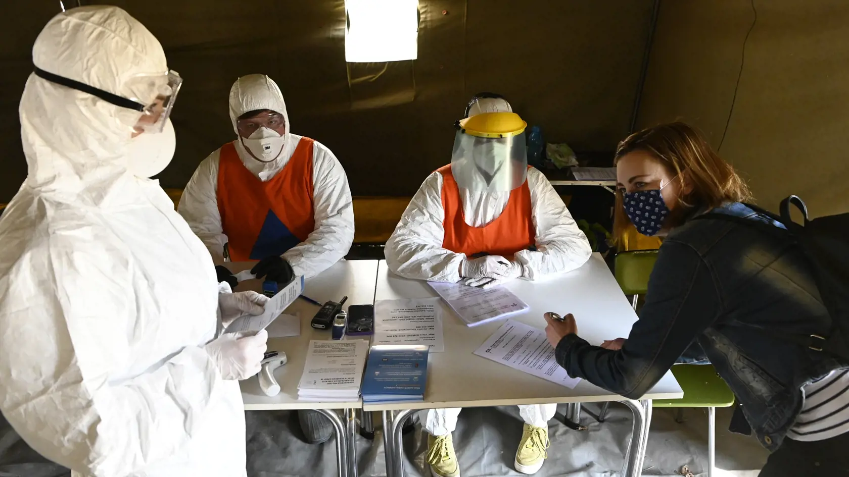 Nemocnica s poliklinikou (NsP) Prievidza so sídlom v Bojniciach zriadila pred vstupom do nemocnice dva kontrolné stany pre pacientov prichádzajúcich do nemocnice a ďalší pre zdravotnícky personál. Odteraz budú brať len nevyhnutných pacientov, ktorí potrebujú neodkladnú zdravotnú starostlivosť.