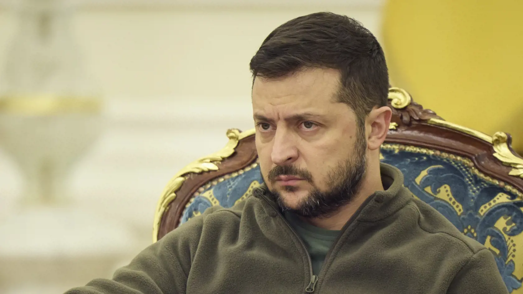 JB 30 Kyjev - Ukrajinský prezident Volodymyr Zelenskyj vedie zasadnutie Rady národnej bezpečnosti a obrany Ukrajiny (RNBO) v súvislosti s plánovanou anexiou štyroch oblastí na východe a juhu krajiny Ruskom, v Kyjeve 30. septembra 2022. Ukrajina podáva žiadosť o "zrýchlený" vstup do Severoatlantickej aliancie (NATO). V piatok to vyhlásil ukrajinský prezident Volodymyr Zelenskyj po tom, ako jeho ruský náprotivok Vladimir Putin podpísal zmluvy o pričlenení okupovaných regiónov Ukrajiny k Rusku. TAS