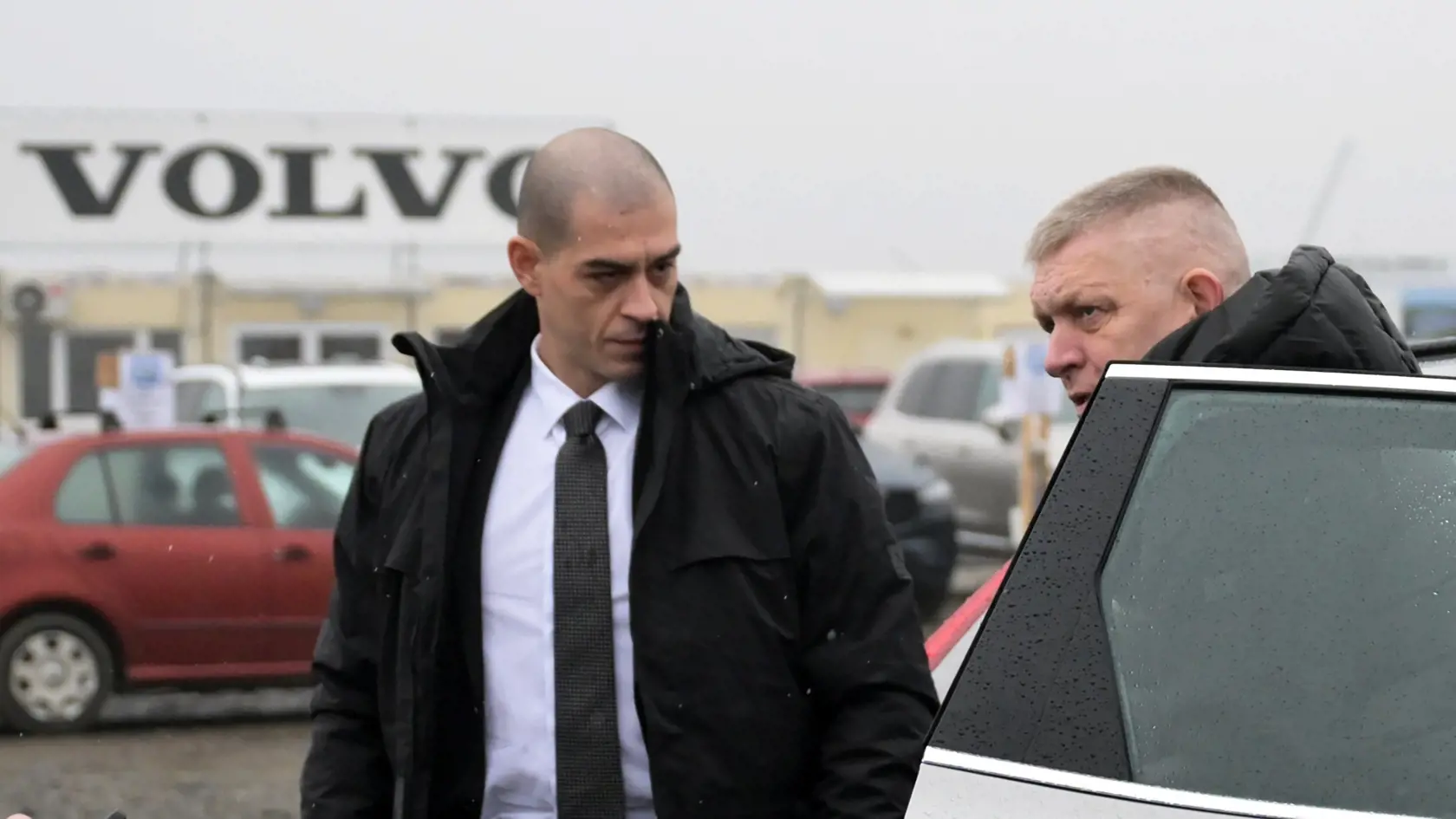Na snímke vpravo predseda vlády SR Robert Fico  (Smer-SD) v priemyselnom parku Valaliky 28. novembra 2024 na stretnutí s predstaviteľmi spoločností Valaliky Industrial Park a MH Invest k aktuálnej situácii v súvislosti s výstavbou závodu Volvo.