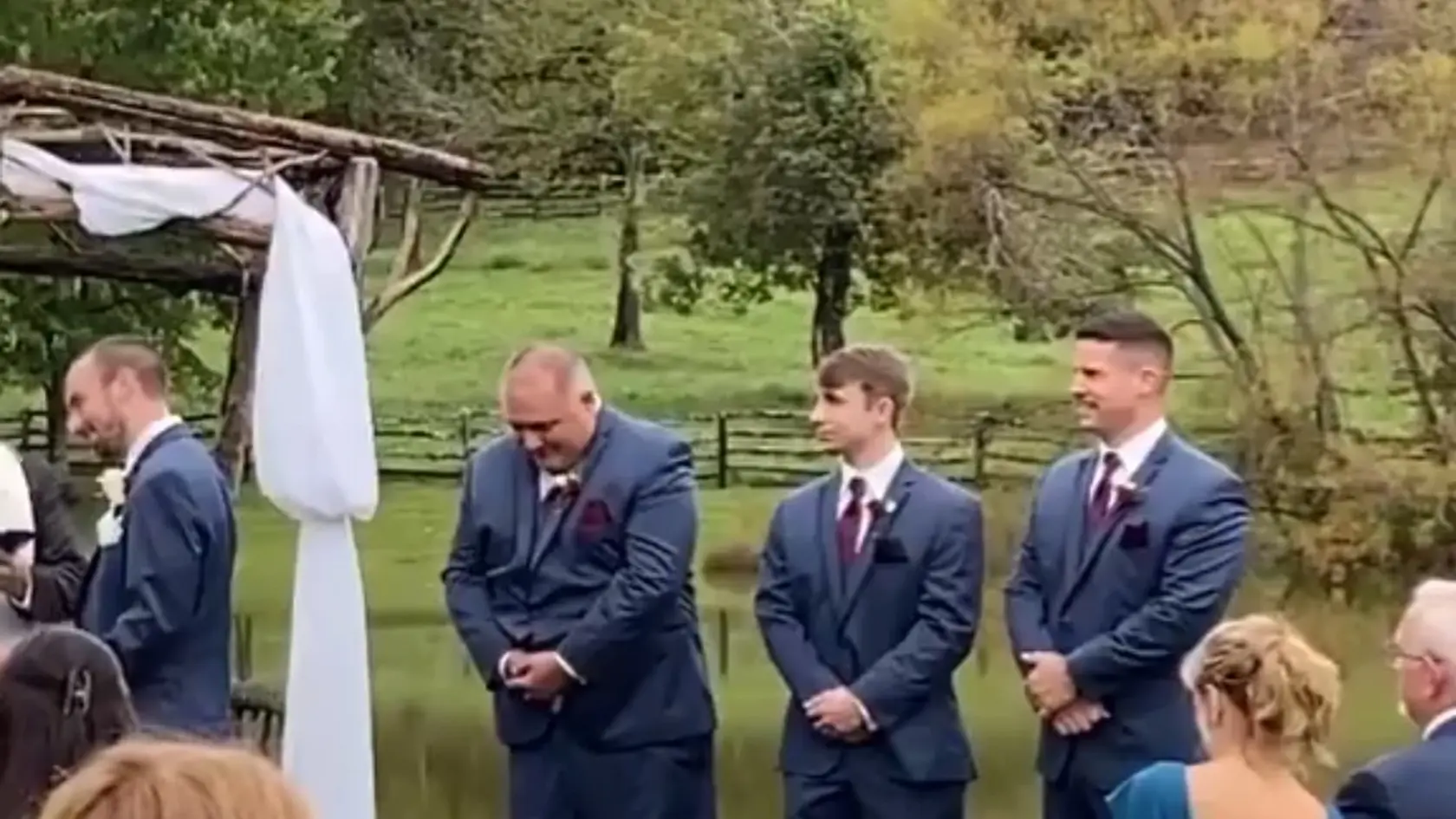 Video, ktoré sa takmer ihneď stalo hitom sociálnej siete X, ukazuje dojímavú chvíľu počas výmeny sľubov nevesty a ženícha, ktorú však nechcene prerušil družba.