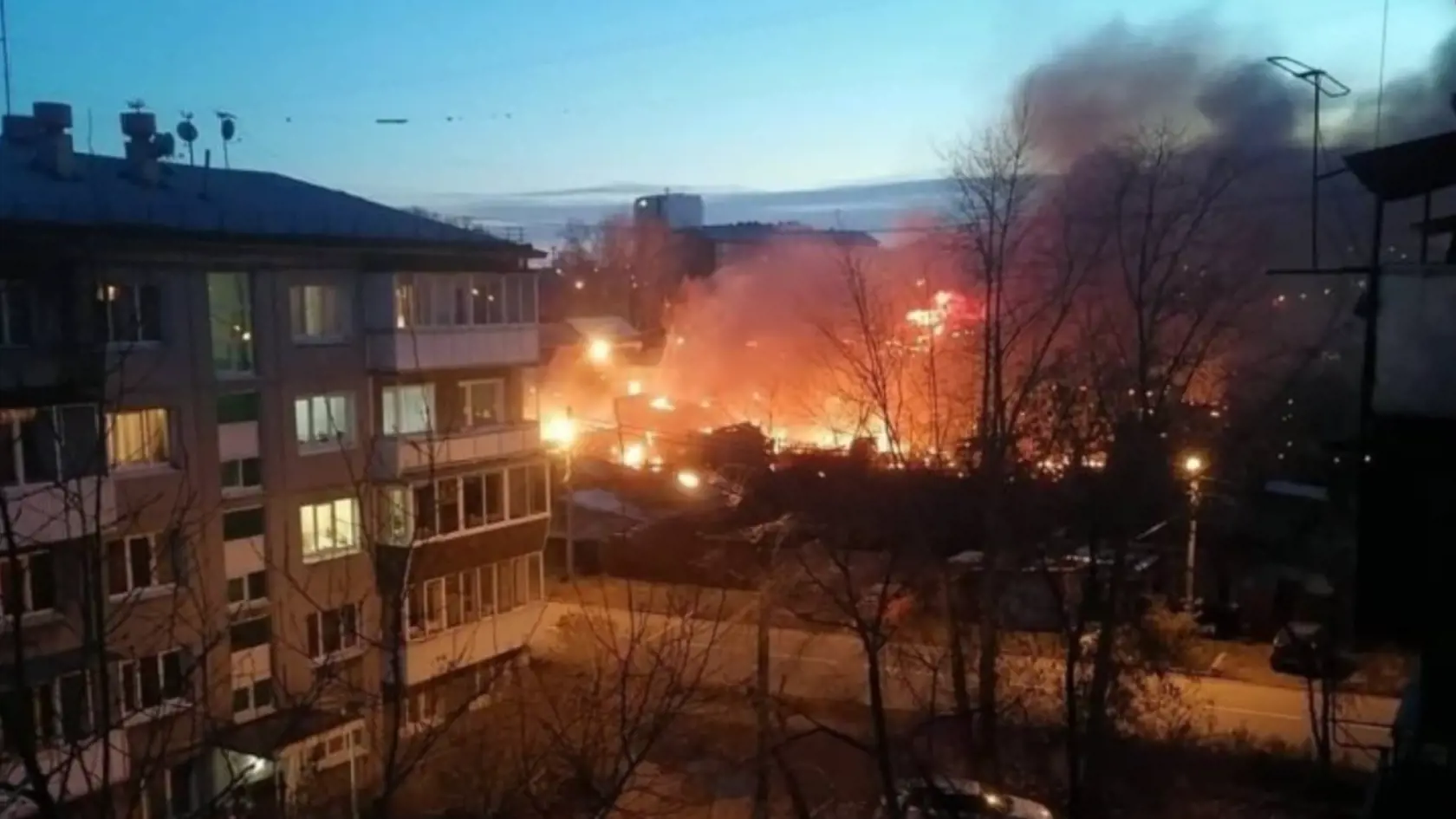 Na obytnú budovu v Irkutsku sa zrútila stíhačka, zahynuli 2 piloti