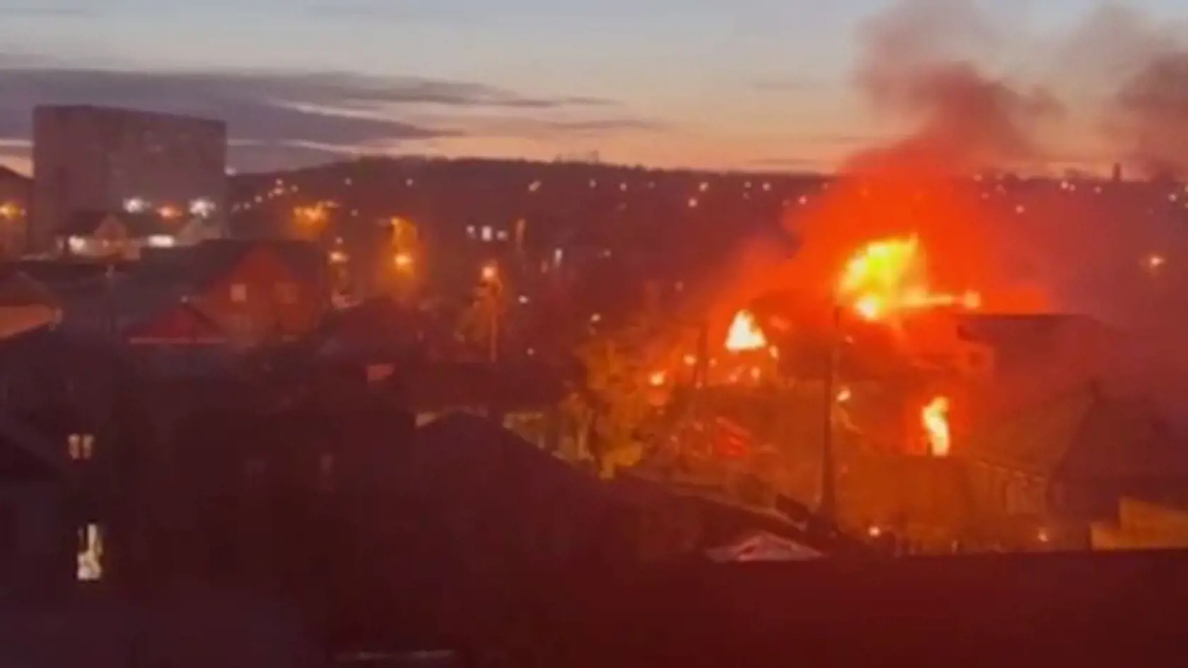 Na obytnú budovu v Irkutsku sa zrútila stíhačka, zahynuli 2 piloti