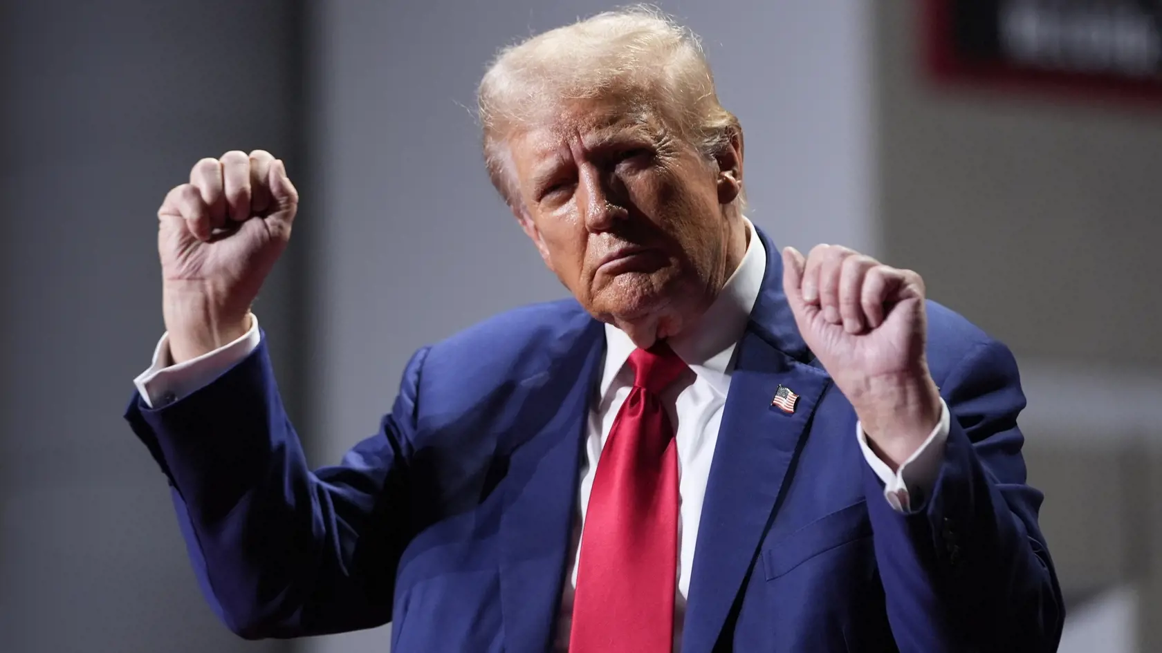 Nominant republikánov na amerického prezidenta a bývalý americký prezident Donald Trump tancuje po prejave na predvolebnom zhromaždení v Indiane v utorok 24. septembra 2024.