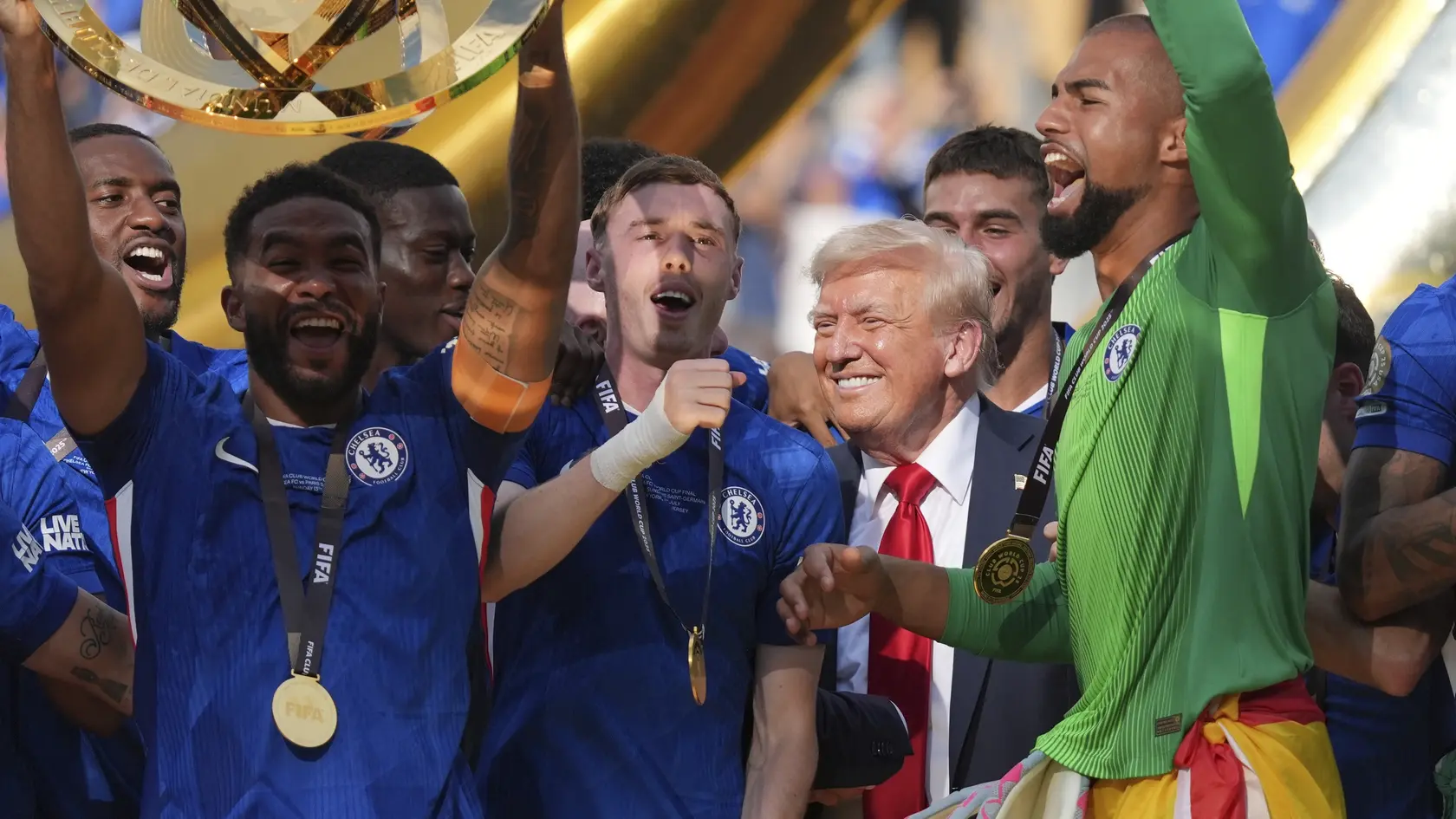 Víťazom FC Chelsea blahoželal priamo na trávniku aj prezident USA Donald Trump.