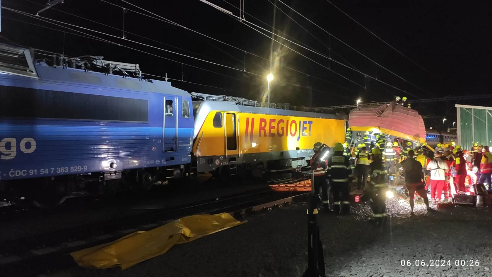 V Pardubiciach sa zrazil rýchlik s nákladným vlakom, zomreli 4 ľudia.