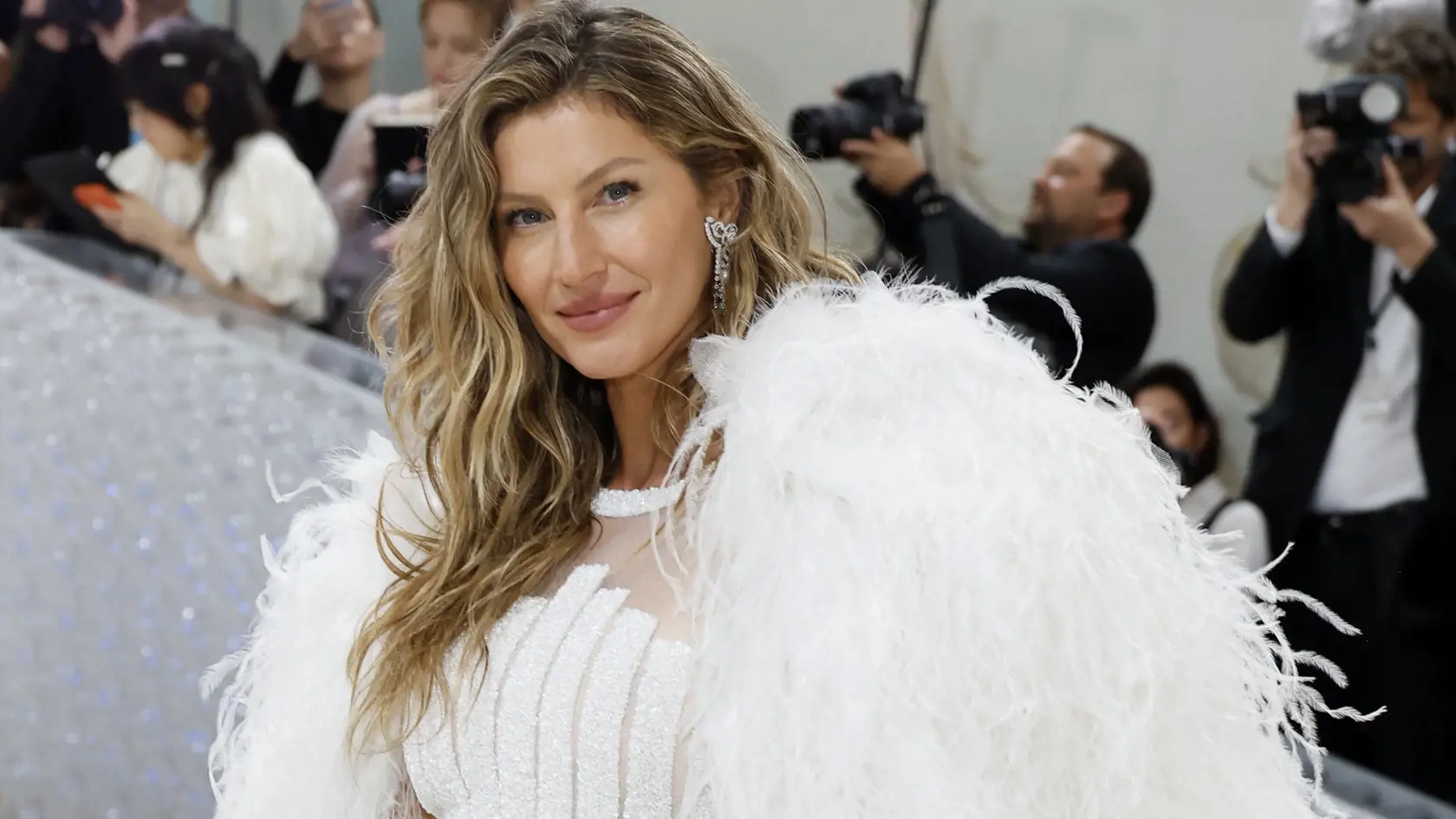 Gisele Bündchen: Jedného z najznámejších anjelikov značky Victoria´s Secret objavili ešte ako 14-ročné dieťa, keď si jedného dňa v São Paule pochutnávala v obľúbenom reťazci rýchleho občerstvenia na hamburgeri a hranolčekoch. V rokoch 2002 až 2017 sa v rebríčku Forbes pravidelne umiestňovala na lídrovskej pozícii najlepšie platených modeliek sveta.