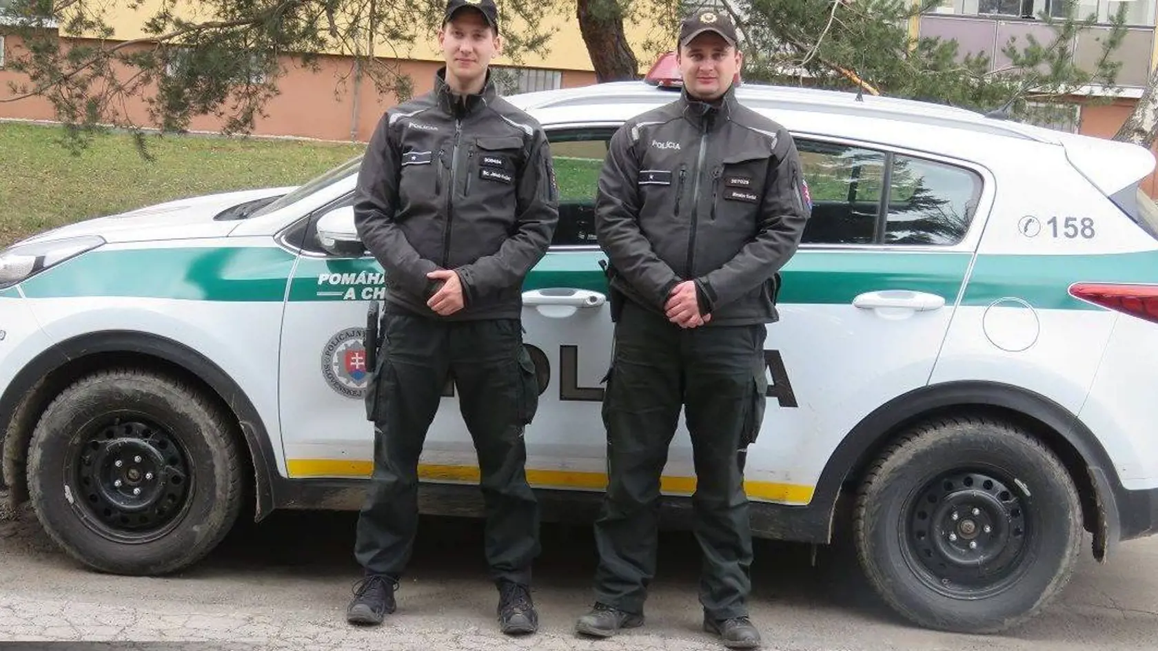 Dvojica policajtov, ktorá neváhala a bezradnému vodičovi ihneď pomohla. Na toto gesto nikdy nezabudne.