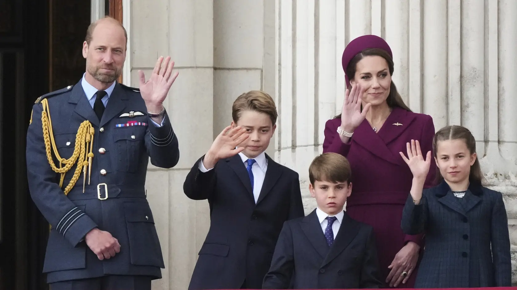 Britská kráľovská rodina pri oslavách výročia konca vojny.