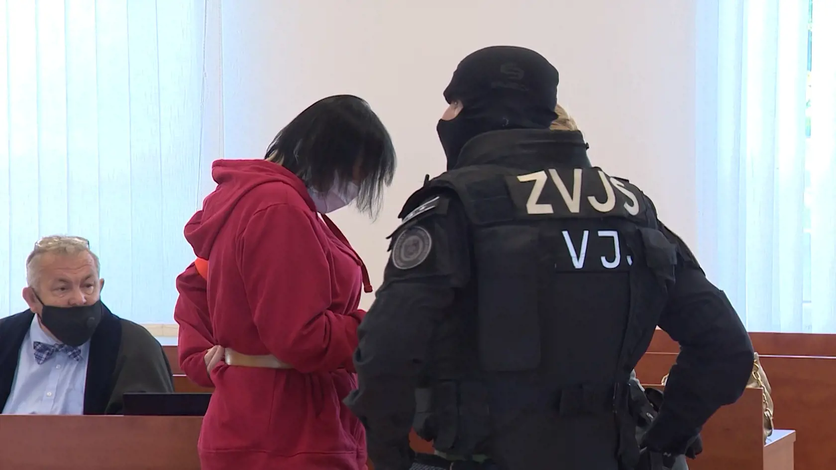 Alena Zsuzsová bola privedená eskortou na súd v kauze dvojnásobnej vraždy.