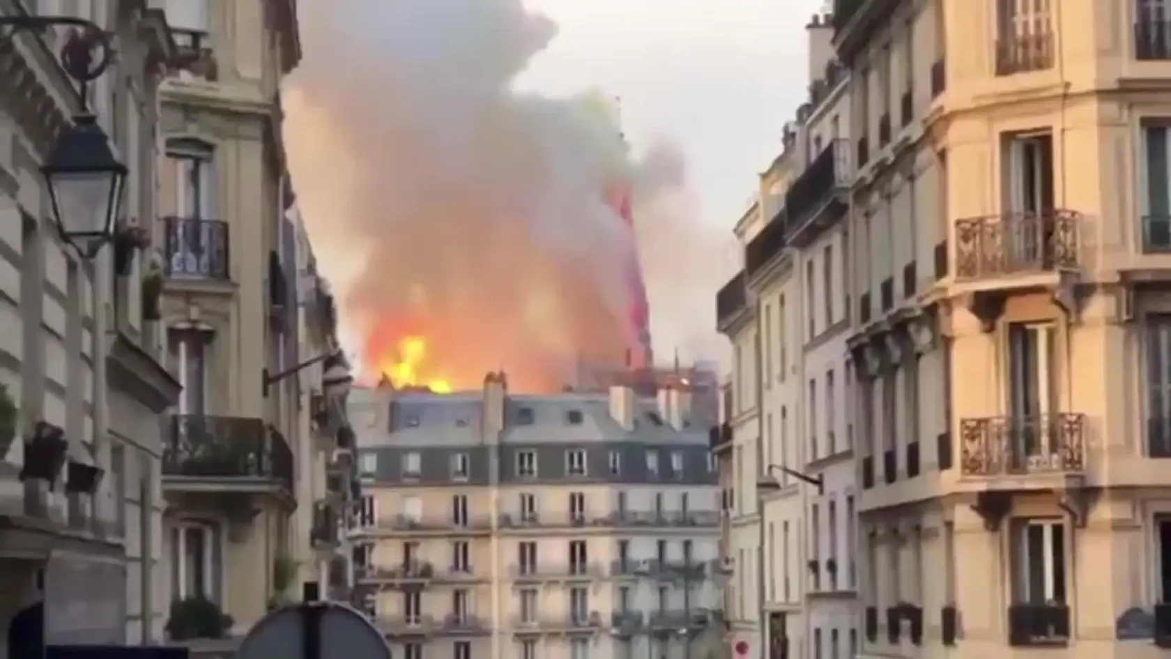 V Paríži horel Chrám Matky Božej.