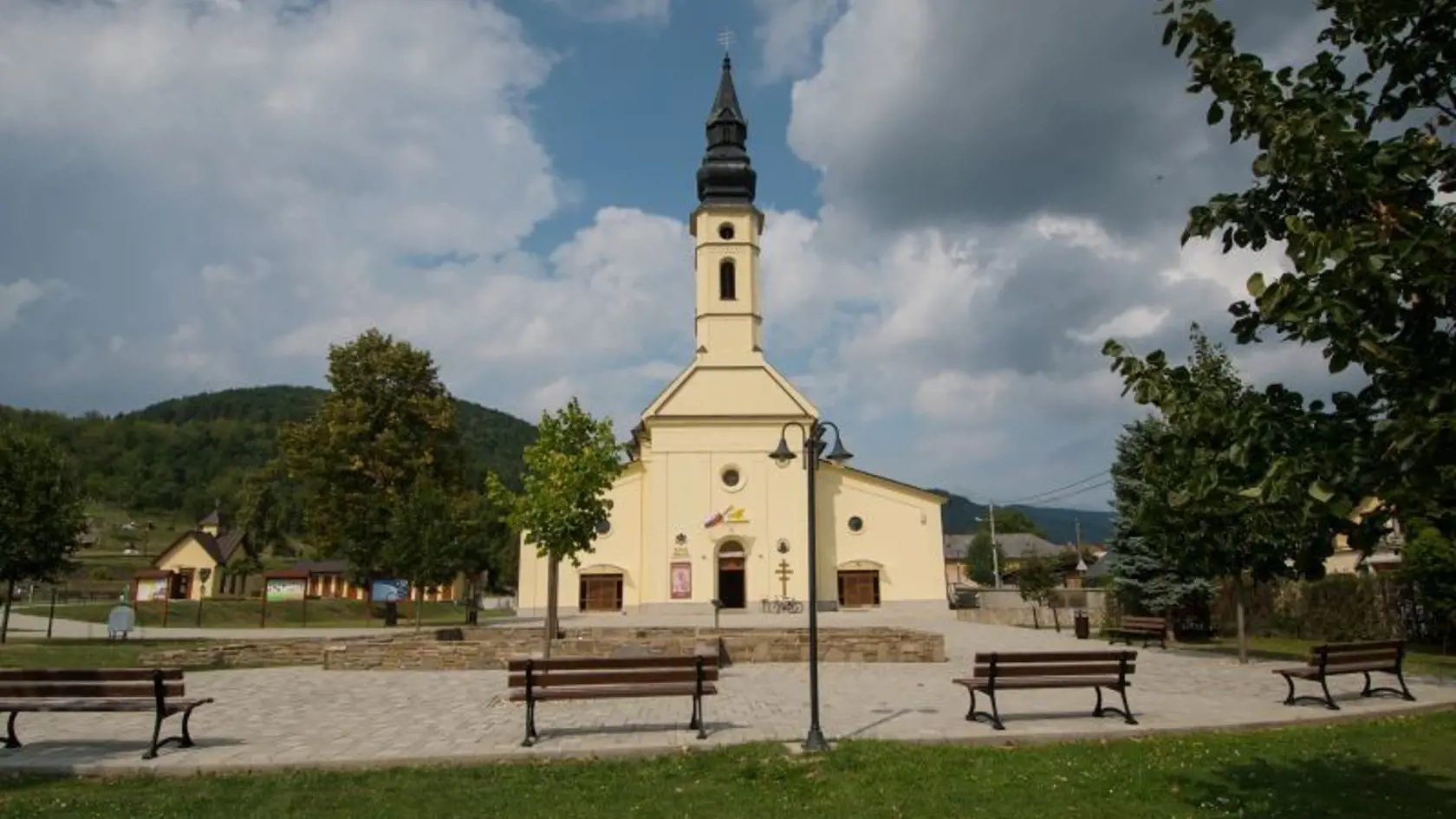 Bazilika Zosnutia presvätej Bohorodičky v Ľutine je najstaršia svojho typu na Slovensku. Je tam najväčšie pútnické miesto gréckokatolíkov.