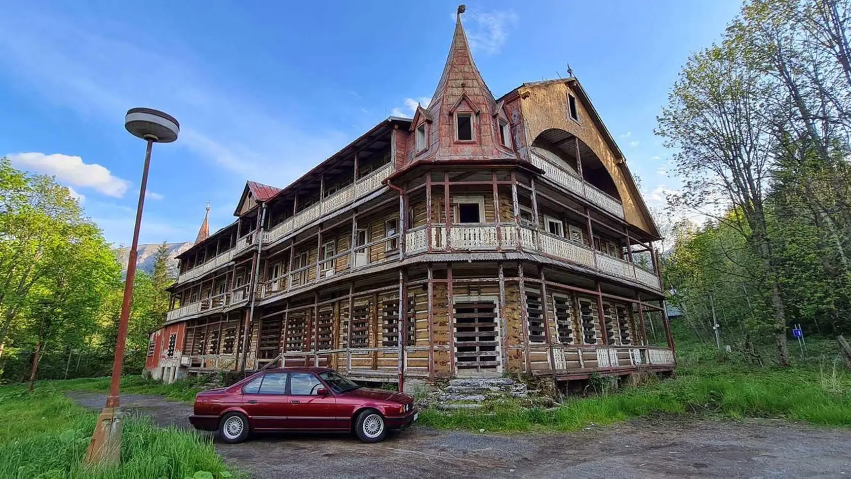 Opustený penzión Tatra v Ždiari.