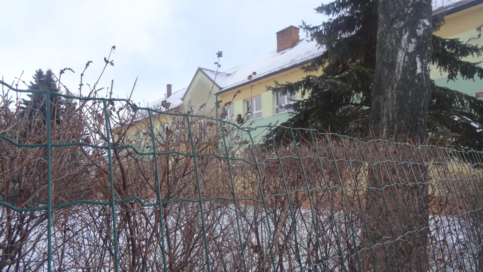 Miestna ZŠ v Lučivnej kam v minulosti chodil Jozef.. Pohľad od školského dvora.
