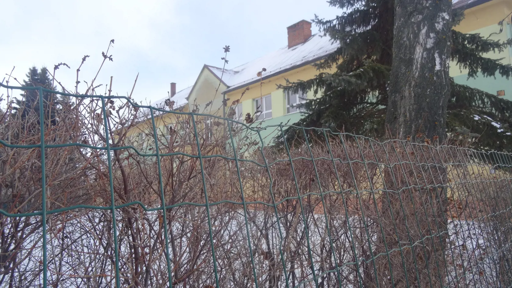Miestna ZŠ v Lučivnej kam v minulosti chodil Jozef.. Pohľad od školského dvora.