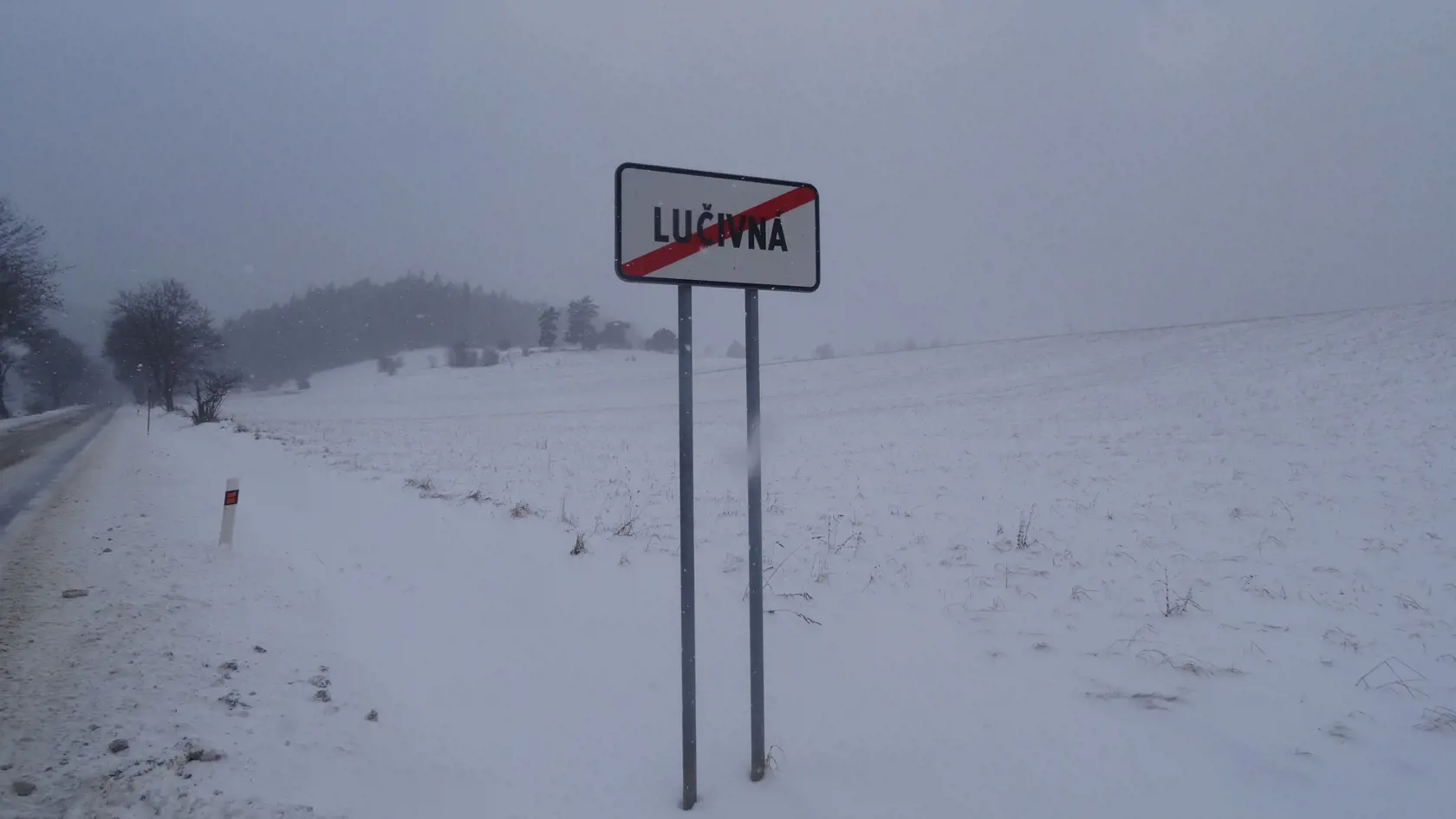 Tabuľa označujúca koniec obce.