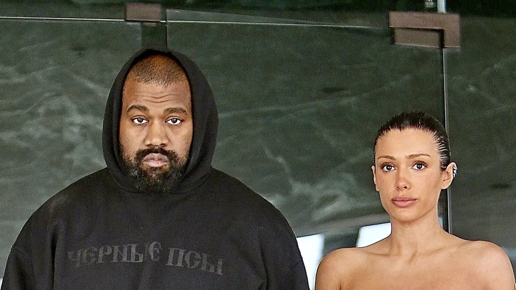 Kanye West si vedie partnerku Biancu Censori