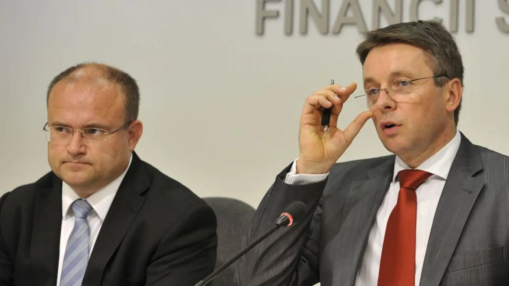 Z tlačovej konferencii na tému daní na Ministerstve financií SR 16. augusta 2010 v Bratislave. Na snímke zľava minister práce, sociálnych vecí a rodiny Jozef Mihál a minister financií Ivan Mikloš.  FOTO TASR - Pavel Neubauer