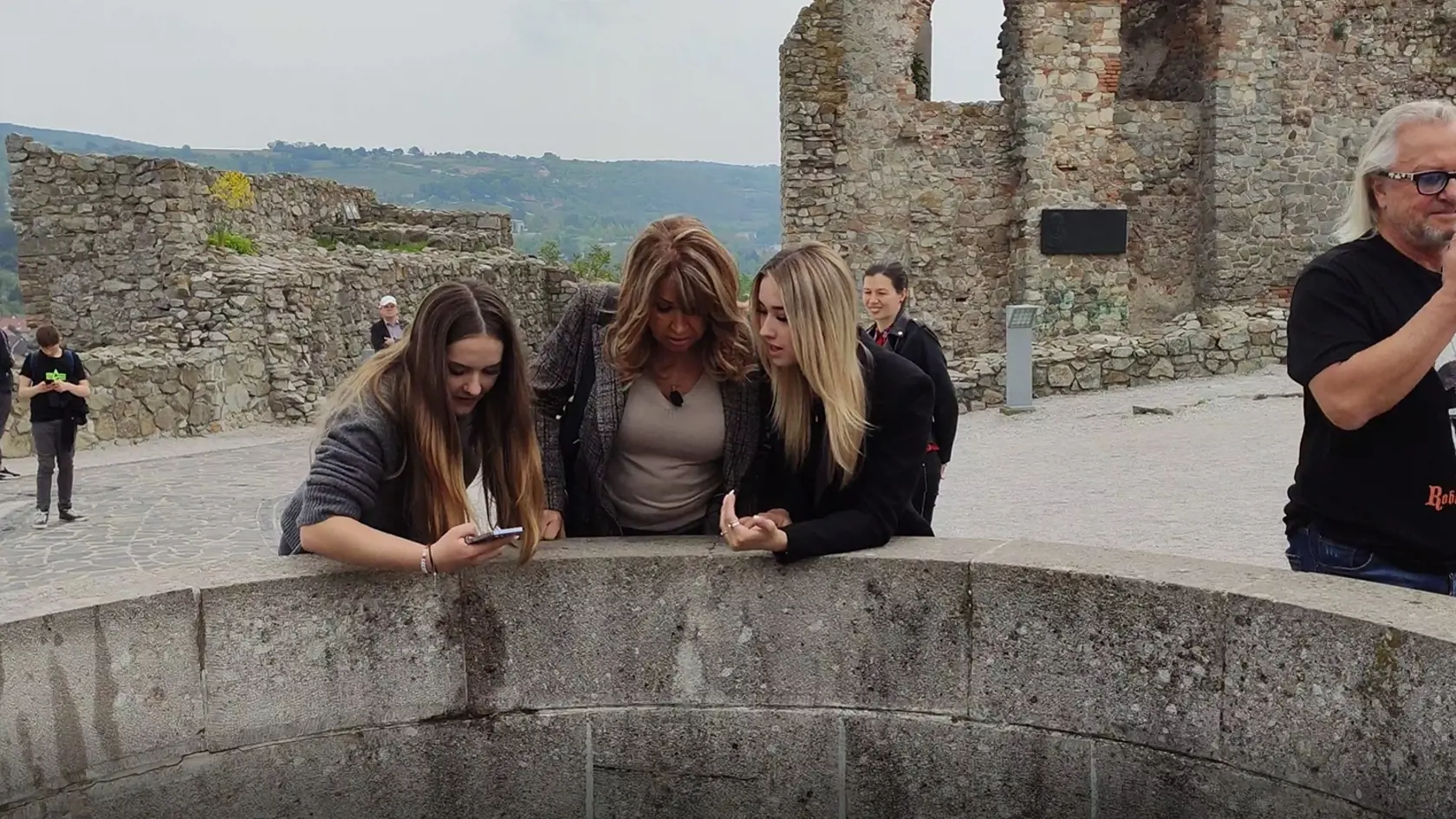 Rodinka Geissenovcov navštívila počas druhého dňa svojej návštevy na Slovensku zrúcaninu hradu Devín v Bratislave. Carmen, Roberta, Shaniu a Davinu sprevádzali predseda BSK Juraj Droba a minister hospodárstva Richard Sulík.