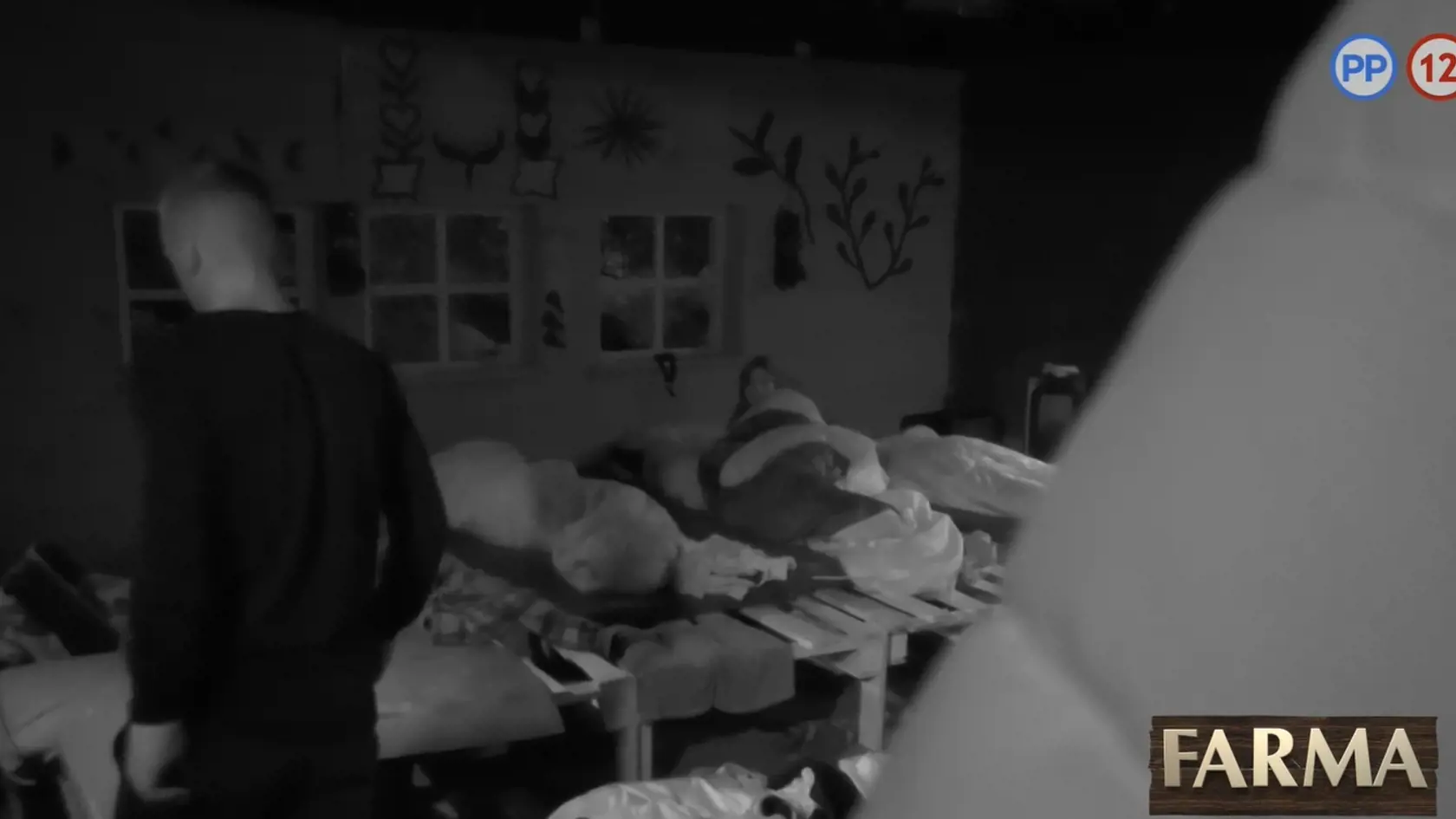 Giuliana totiž videla Šimona ako sa postavil len trochu ďalej od postele, kde spal, vycikal sa na podlahu v spálni a zasiahol aj Giulianin kufor.