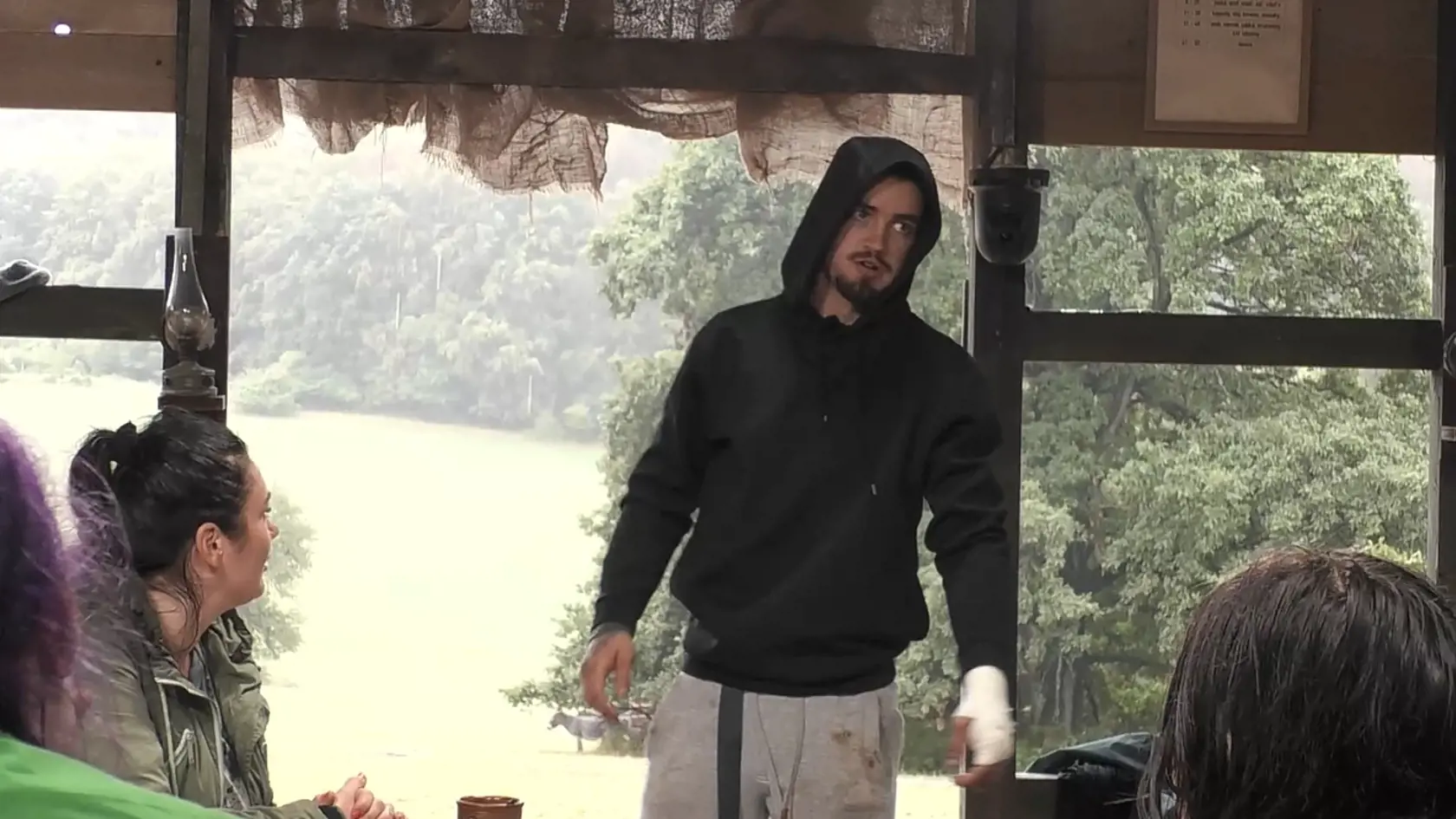 Šimon sa do krvi porezal.