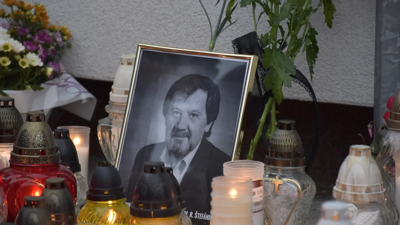 Tragická smrť učiteľa Spojenej školy vo Vrútkach Jaroslava Budza otriasla stovkami ľudí, ktorí mu prišli zapáliť sviečku k budove školy vo štvrtok večer 11. júna 2020. Dvoch mŕtvych a viacero zranených vrátane detí si vyžiadal štvrtkový útok bývalého žiaka školy. Podľa policajného prezidenta Milana Lučanského mu kládol odpor zástupca riaditeľa školy, ktorého smrteľne zranil. Muž potom vbehol do najbližšej triedy a napadol učiteľku a dve deti. Útočníka prenasledoval z miesta činu školník, ktorý s