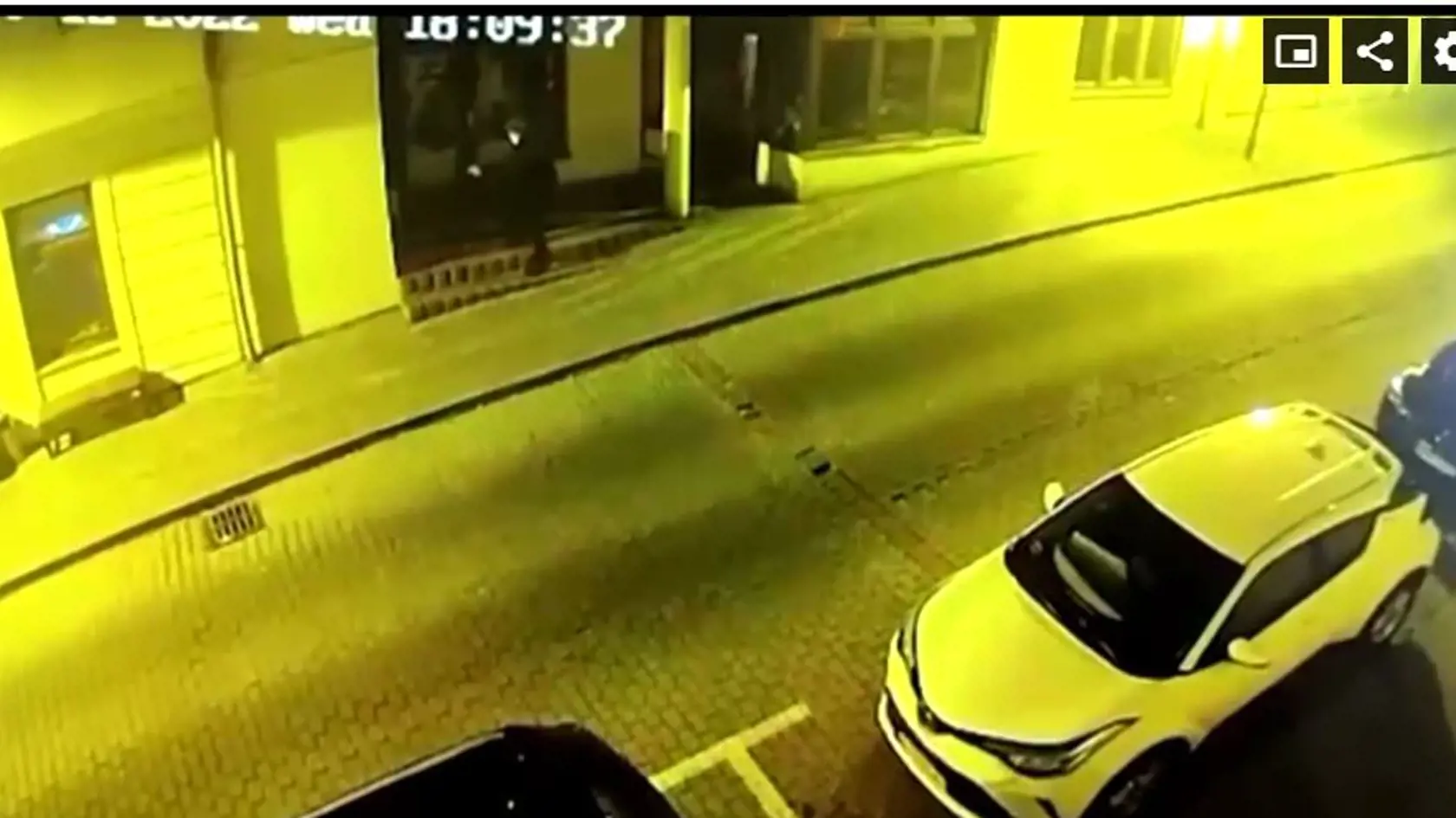 Strelec postával neďaleko obetí, za rohom vo vchode.