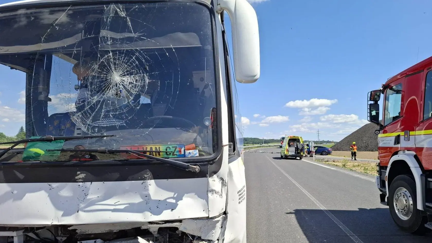 V nedeľu krátko po poludní došlo na ceste I/55 pri obci Velký Týnec v okrese Olomouc k vážnej dopravnej nehode. Osobné auto sa čelne zrazilo s autobusom, pričom utrpelo zranenia až 22 ľudí.