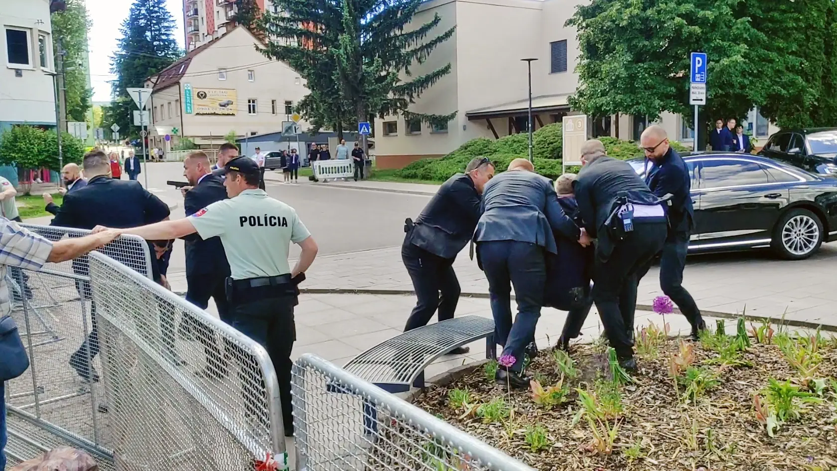 Predseda vlády sa stal obeťou atentátu 15. mája v centre Handlovej.
