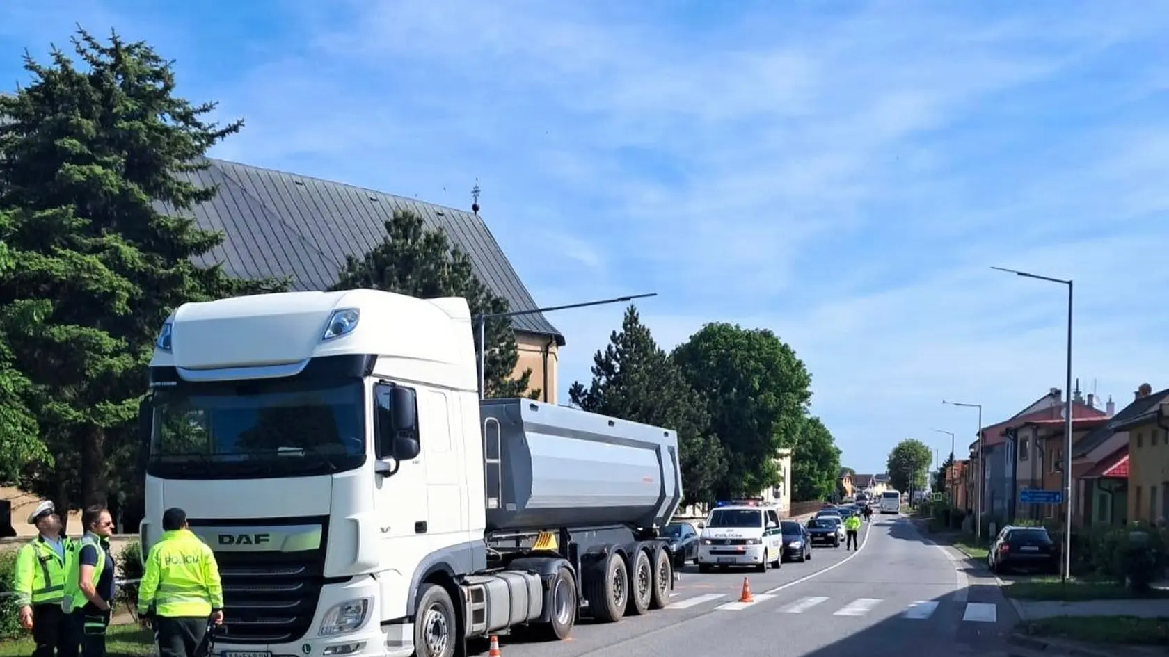 Na hlavnej ceste v Huncovciach nákladné auto zrazilo staršieho chodca.