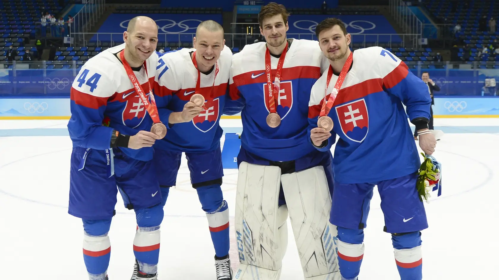 Slovenskí hokejoví reprezentanti po zisku bronzových medailí na ZOH 2022.