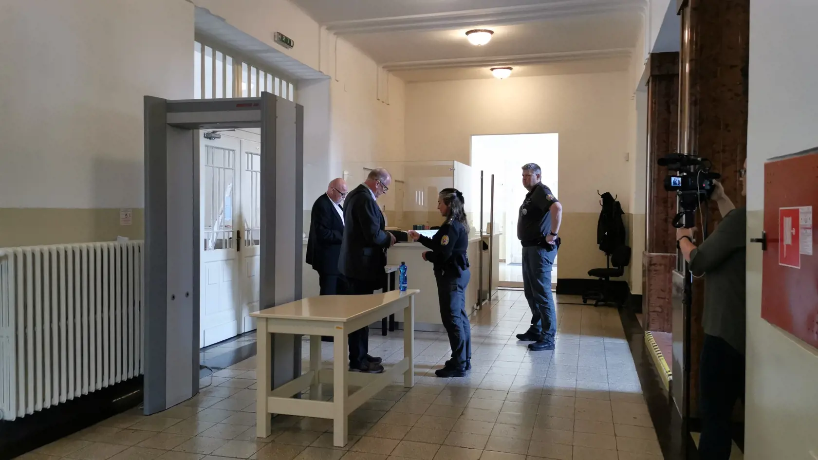Napriek tomu, že na súd sa dostavili obaja obžalovaní, prokurátor, traja poškodení aj štyri obhajcovia, pojednávanie sa nezačalo. Neprišiel totiž jeden sudca, člen senátu.