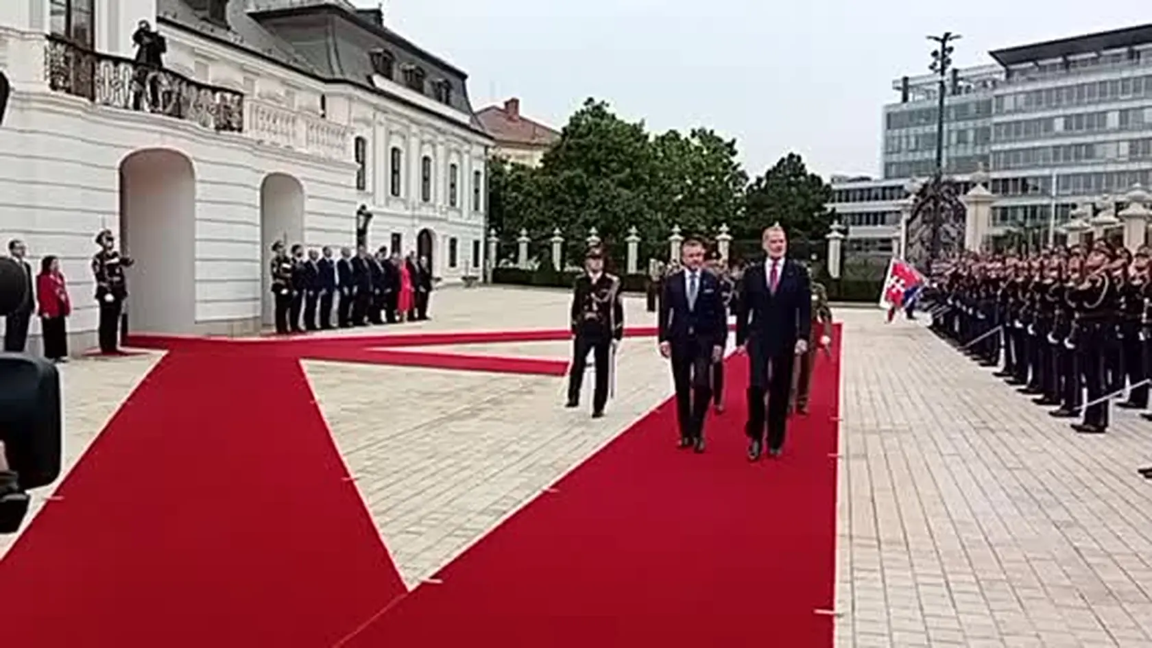 Prezident SR Peter Pellegrini privítal v utorok Prezidentskom paláci v Bratislave španielskeho kráľa Filipa VI. Ide o prvú oficiálnu návštevu španielskeho monarchu na Slovensku po viac než 20 rokoch. Podľa Kancelárie prezidenta SR ide o významný míľnik v bilaterálnych vzťahoch medzi oboma krajinami.
