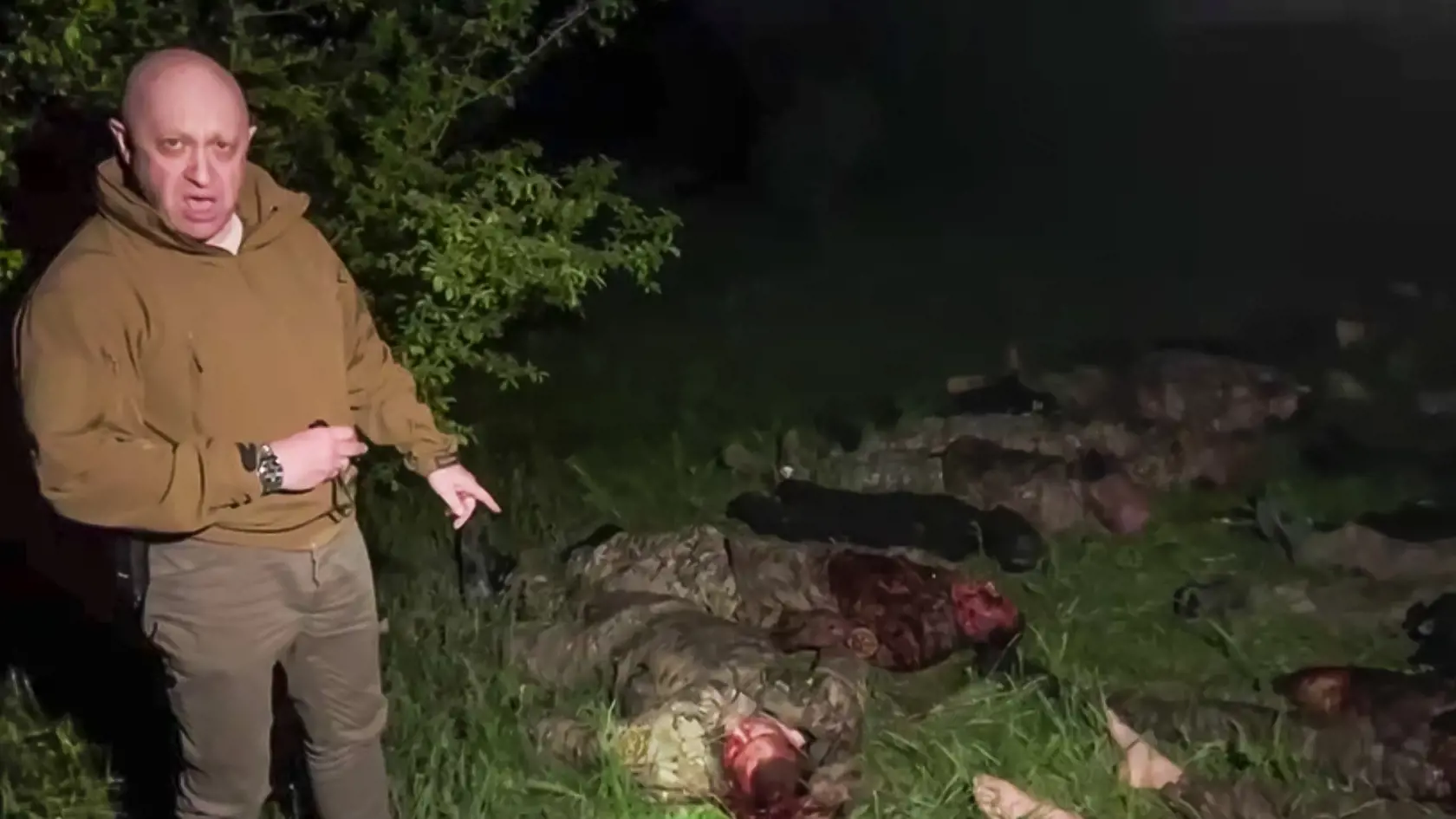 Na videosnímke vydanej 5. mája 2023 šéf ruskej žoldnierskej Vagnerovej skupiny Jevgenij Prigožin stojí pred telami na neznámom mieste.