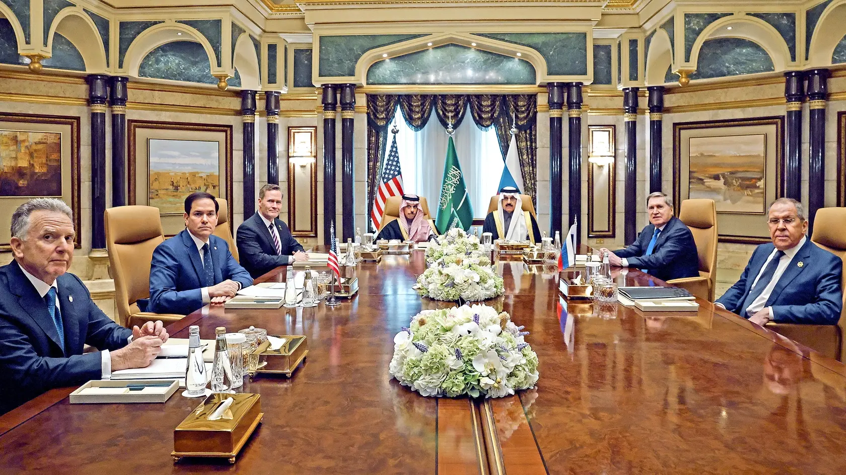 Ruský minister zahraničných vecí Sergej Lavrov (vpravo), poradca ruského prezidenta pre zahraničnú politiku Jurij Ušakov (druhý sprava), šéf americkej diplomacie Marco Rubio (druhý zľava), saudskoarabský minister zahraničných vecí Fajsal bin Farhán Saúd (v pozadí vľavo), poradca amerického prezidenta pre národnú bezpečnosť Mike Waltz (tretí vľavo), osobitný vyslanec USA pre Blízky východ Steve Witkoff (vľavo).