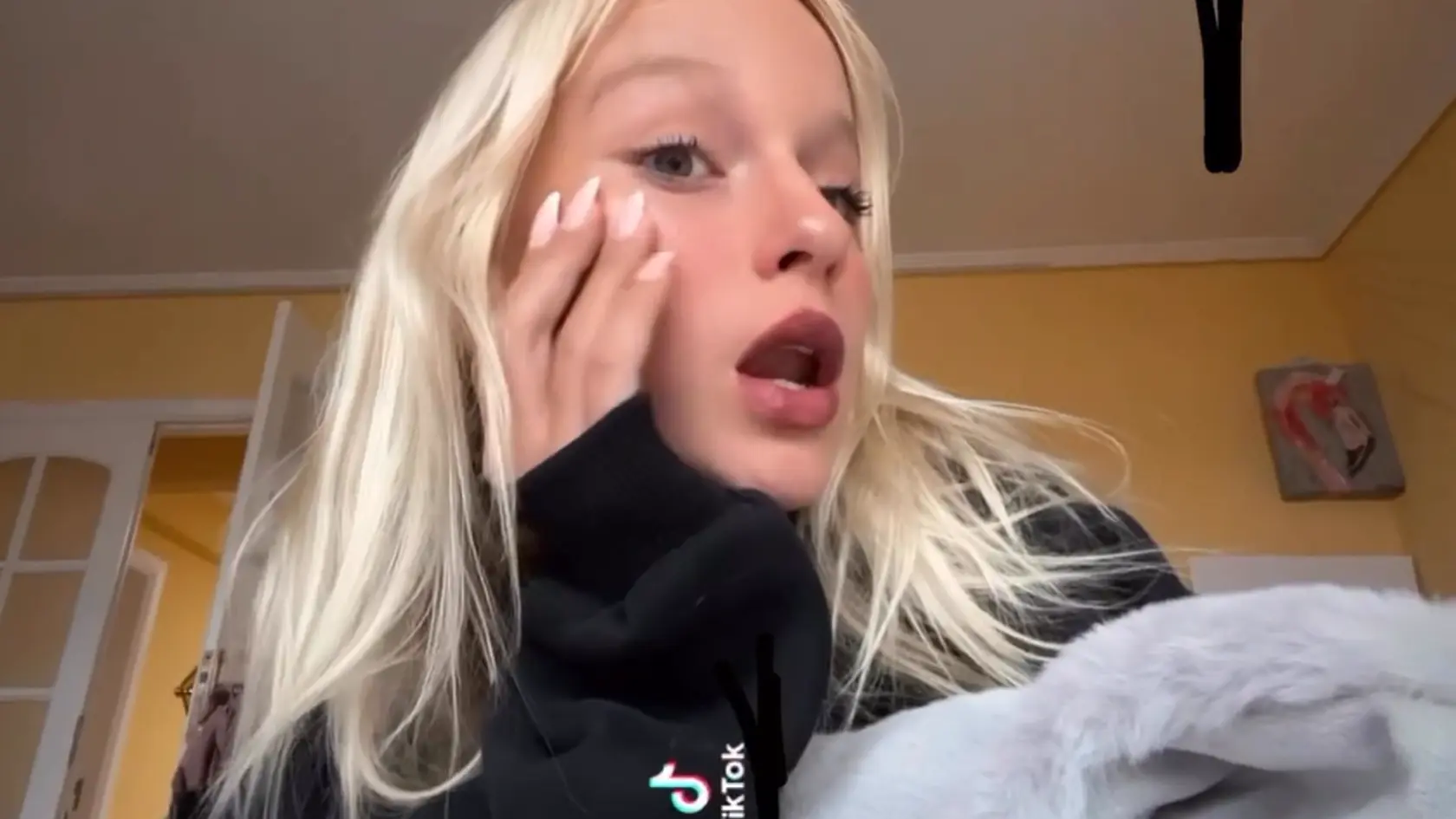 Nalíčená Salma na videu z TikToku.