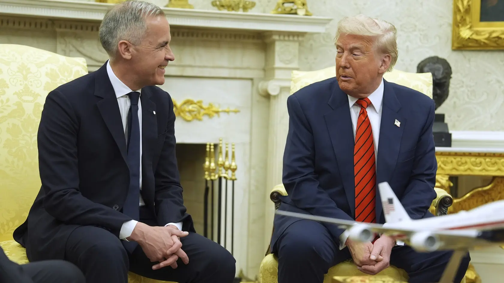 Americký prezident Donald Trump a kanadský premiér Carney počas stretnutia v Oválnej pracovni Bieleho domu.