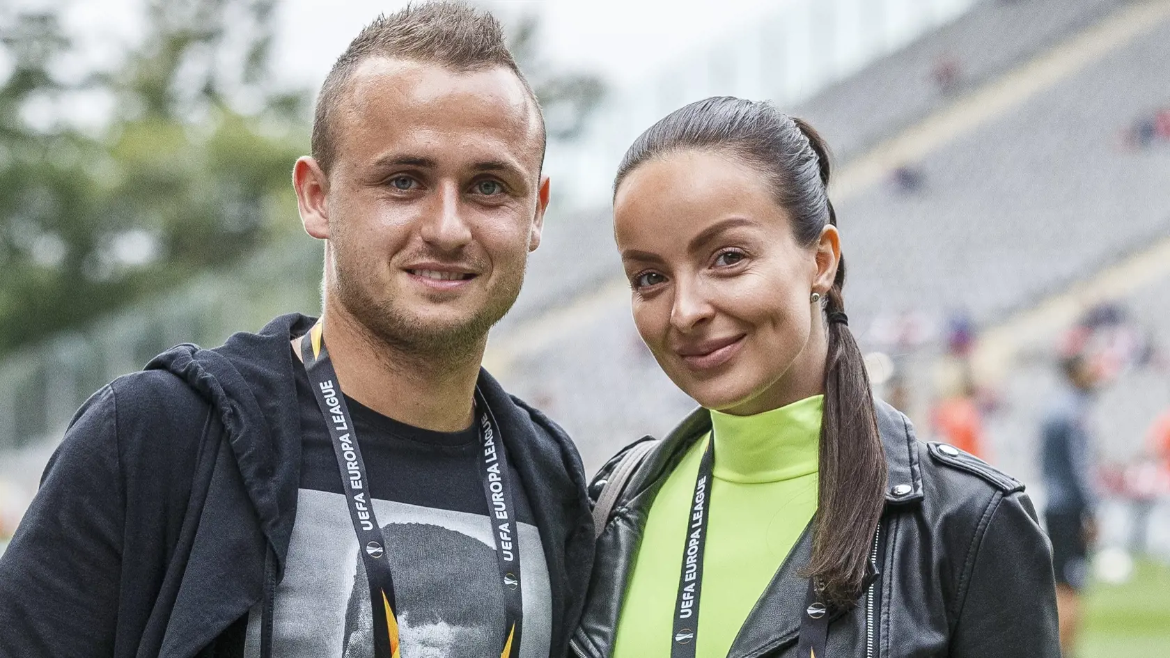 Futbalisti Slovana Bratislava remizovali vo štvrtkovom stretnutí 2. kola Európskej ligy UEFA na pôde Sportingu Braga 2:2 a zostali na čele K-skupiny. Slovanistov prekvapil priamo na tribúne Stanislav Lobotka s tehotnou priateľkou Danielou Nízlovou.