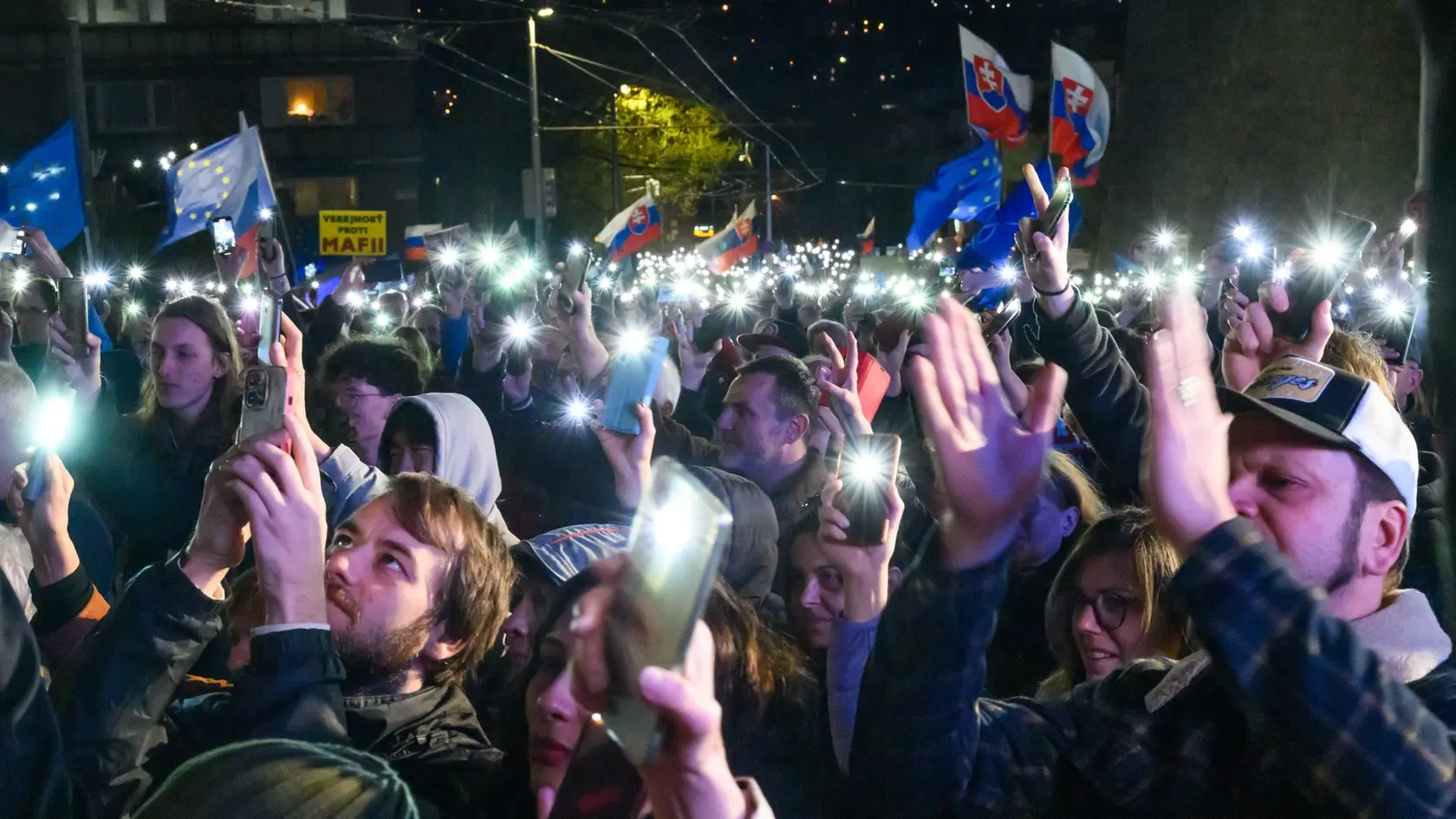 Na snímke účastníci na pochode „Nie ruskému zákonu!“ z Námestia slobody pred Národnú radu SR v Bratislave 3. apríla 2025. FOTO TASR - Jaroslav Novák