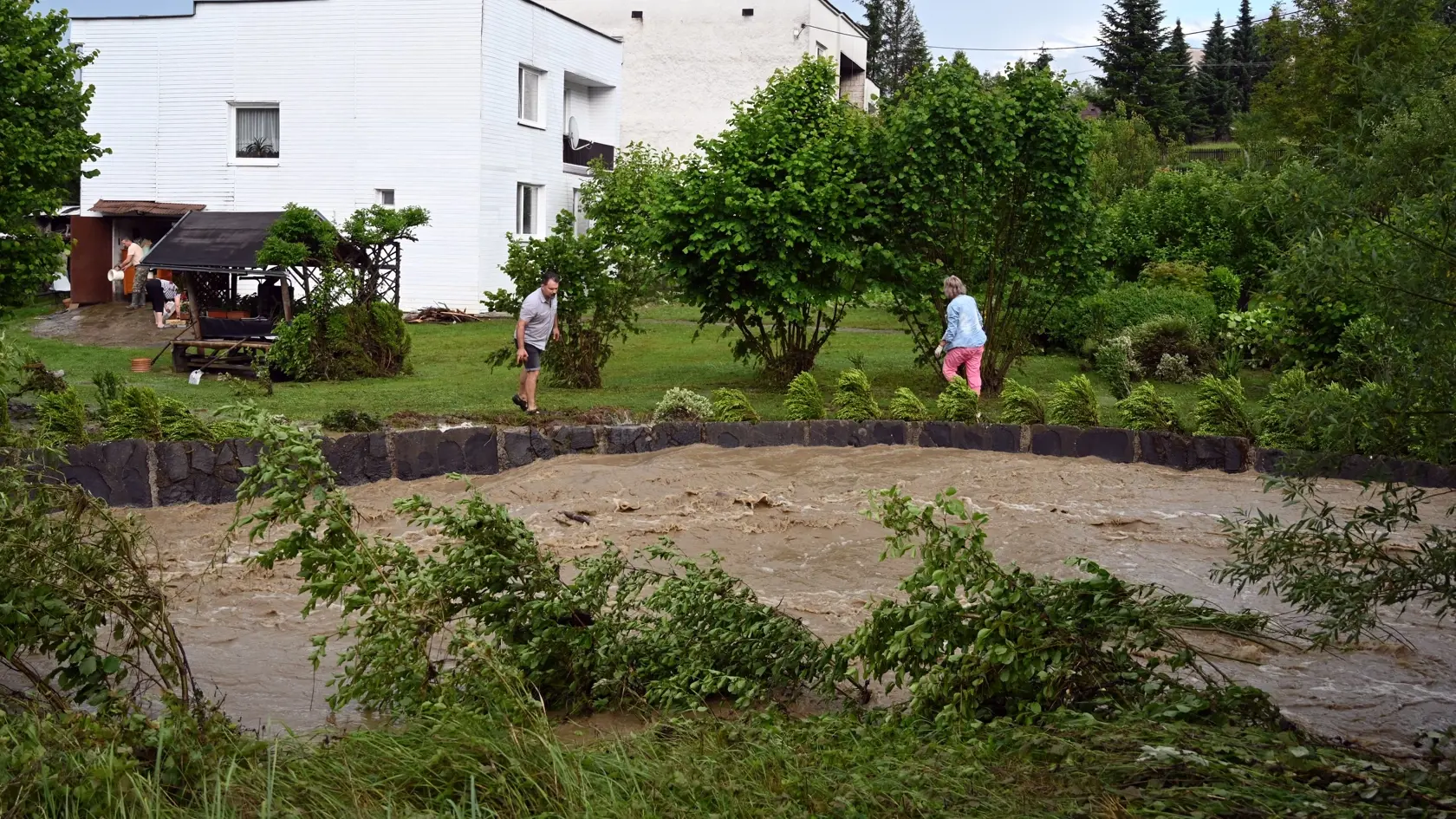 Na snímke situácia po bleskovej povodni v meste Snina 19. júna 2020. FOTO TASR - Roman Hanc