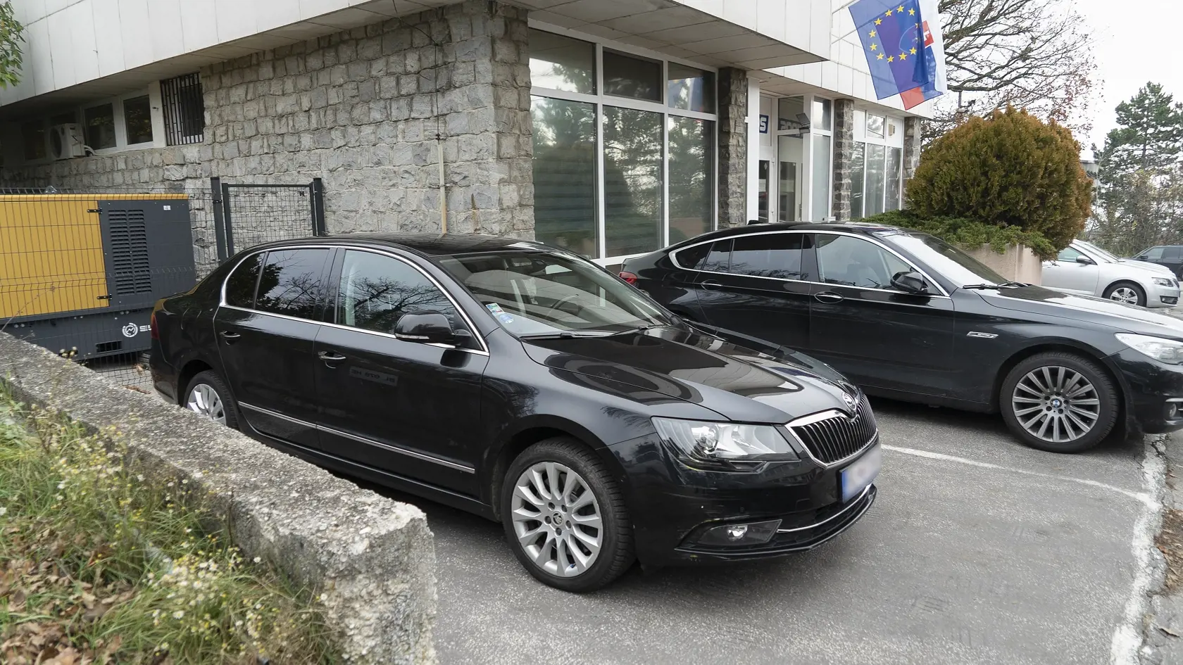 Auto riaditeľa Tiposu Jána Barcziho (prvé z ľava).