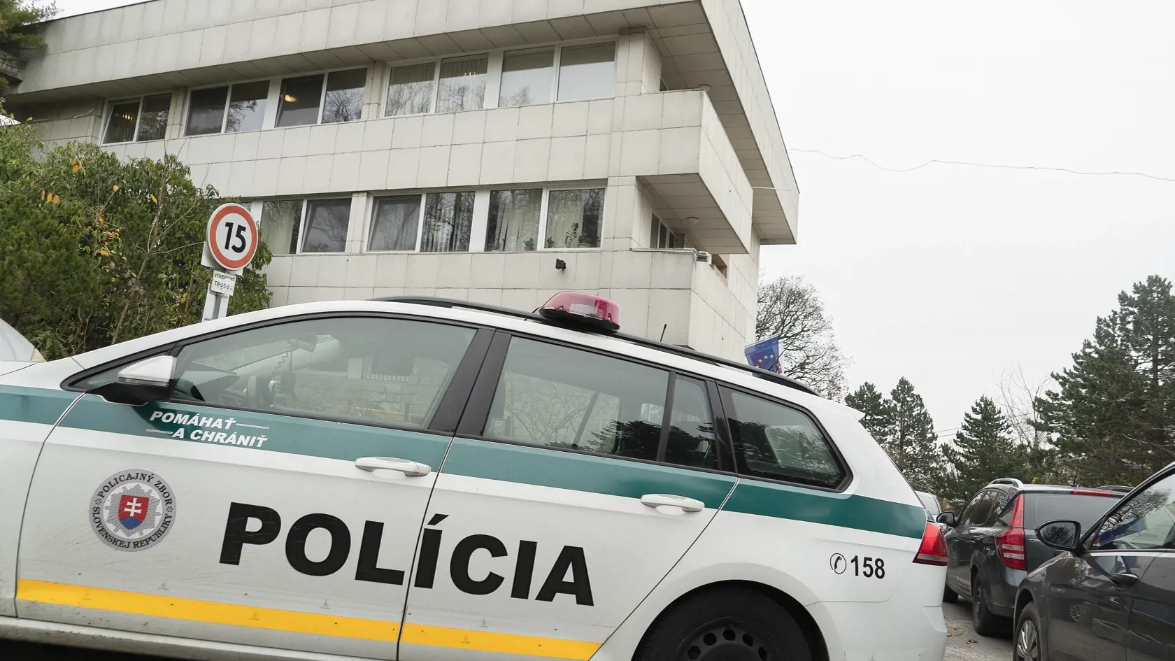 Policajné auto v sídle Tiposu.