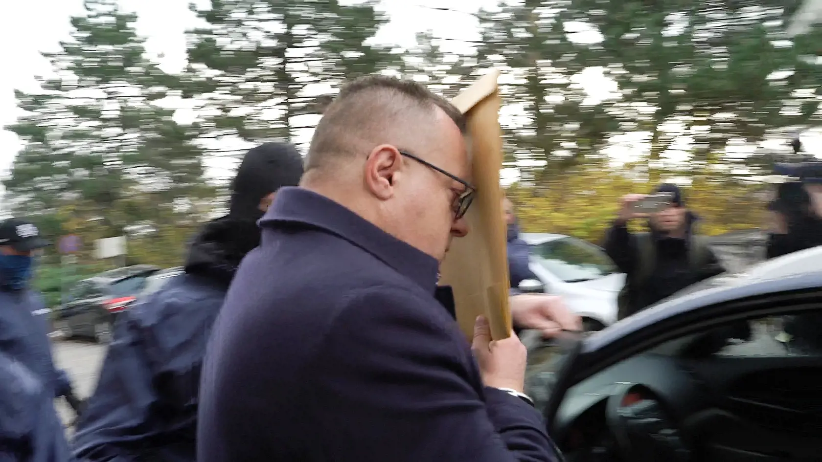 NAKA dnes obsadila Tipos. Po ich zásahu si z centrály štátnej spoločnosti odniesli ich riaditeľa Jána Barcziho.