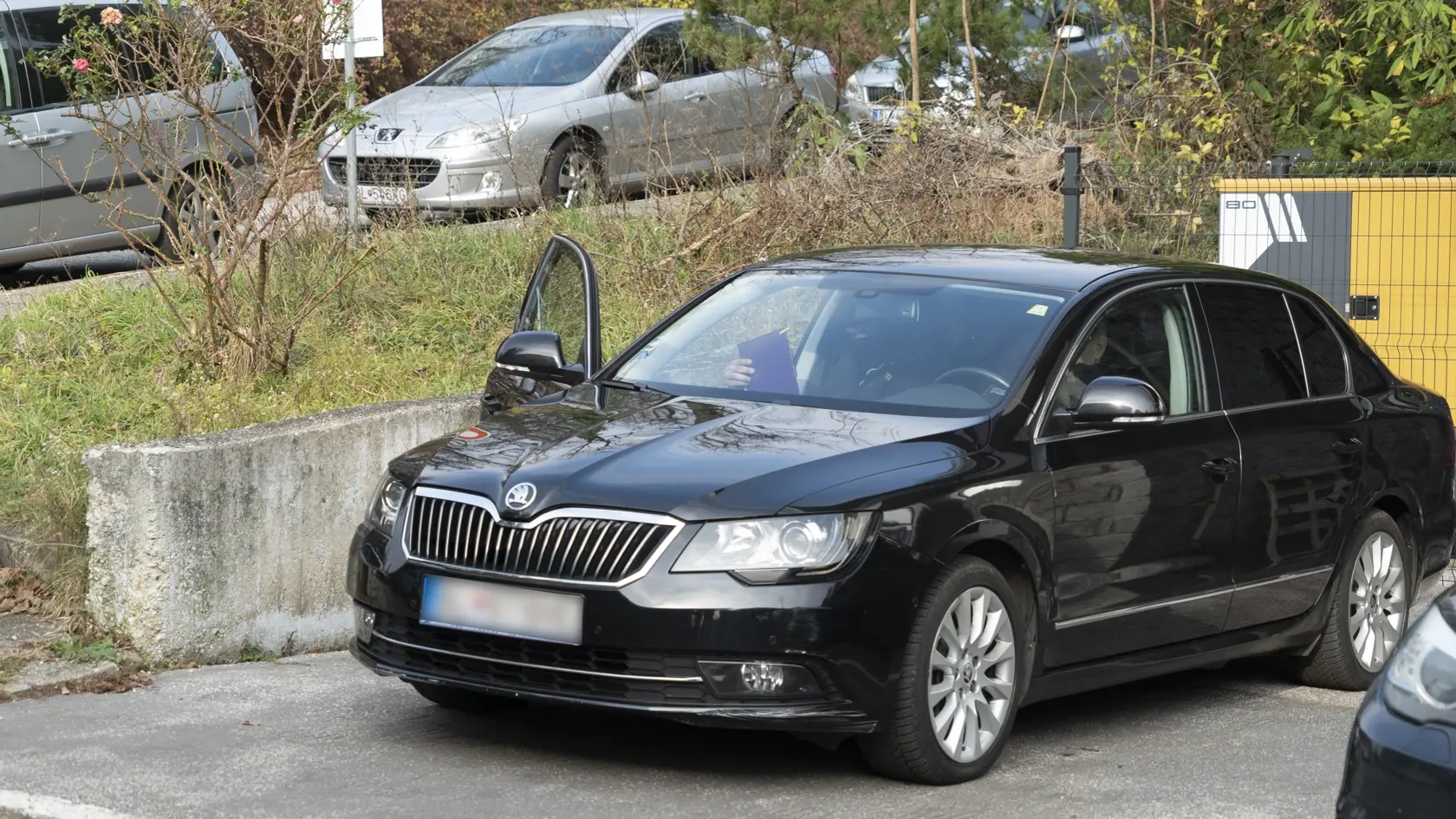 Príslušníci  NAKA odchádzajú s Barcziho autom.