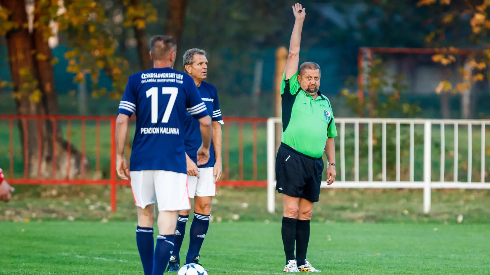 Neúspešný kandidát na prezidenta Štefan Harabin ostáva aj pri fyzických aktivitách verný svojmu dlhoročnému povolaniu. V minullosti bol predsedom Najvyššieho súdu, no v exibičnom futbalovom zápase vo Veľkých Levároch sa musel uskromniť s pozíciou rozhodcu.