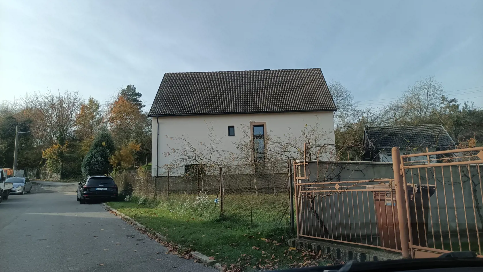 V tichej časti mesta Nemšová v Ľuborci býval Ondrej Húserka s rodinou. Tí sa pre bolesť nedokážu k tomu, čo sa stalo vyjadrovať.