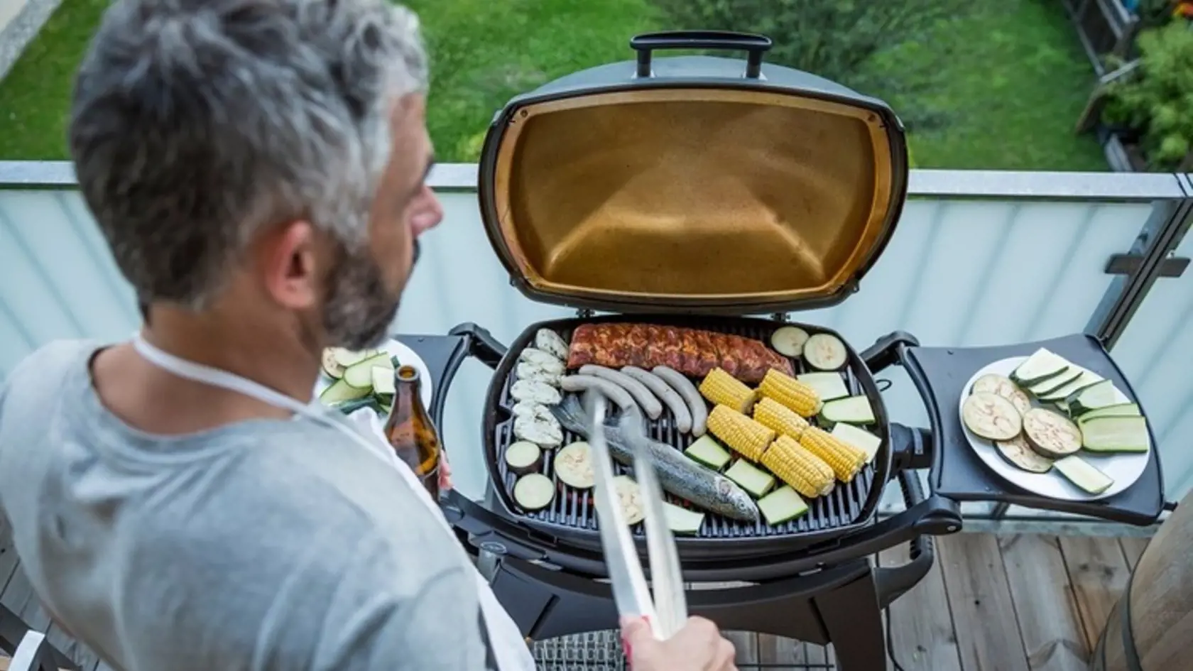 Ideálnym spoločníkom na balkóne či terase je menší kompaktný gril.