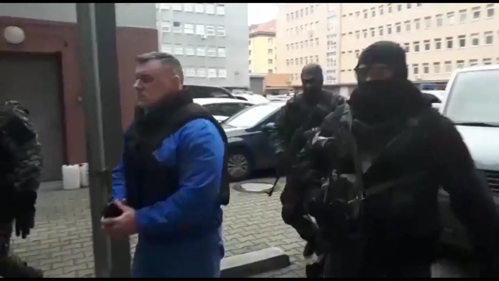 Mikuláša Černáka priviezla na konfrontáciu s Ruskom eskorta. 