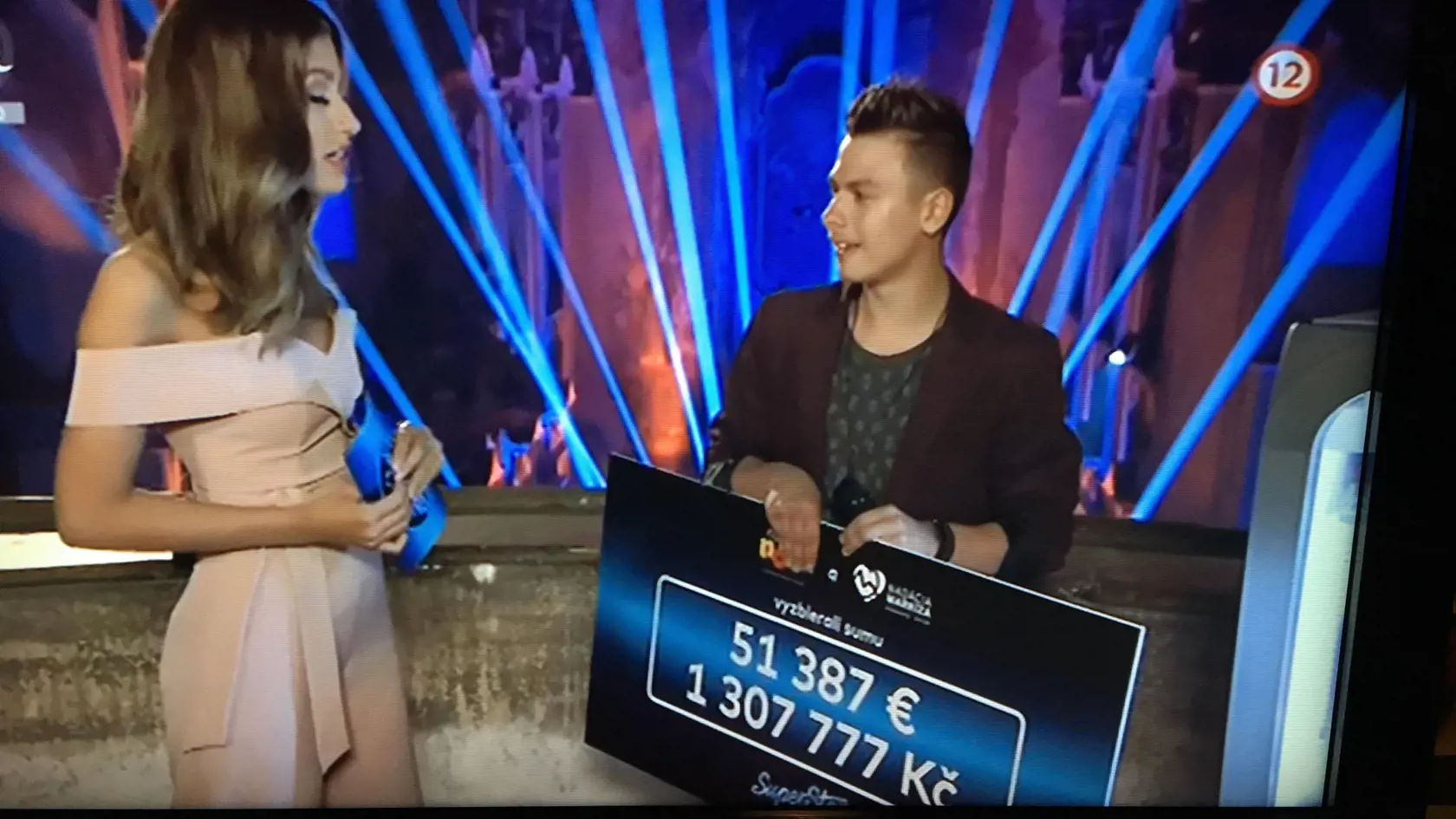 Šokovaný Lacko Angyal si prevzal šek na rozprávkovú sumu.