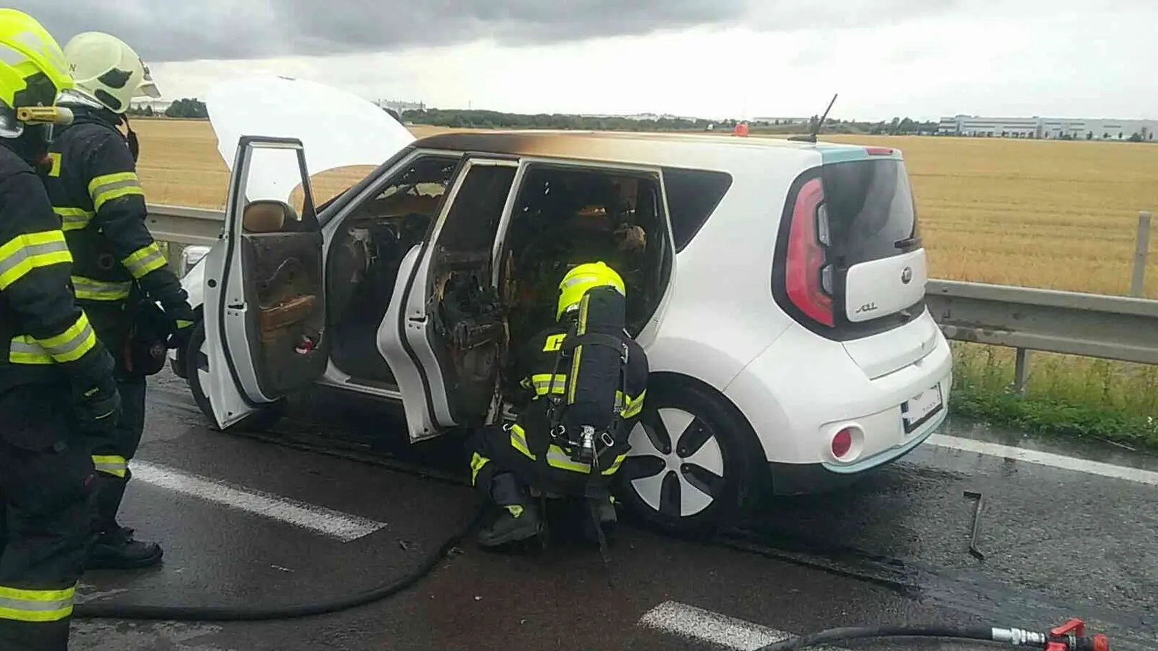 Elektromobil na R1 zhorel do tla.